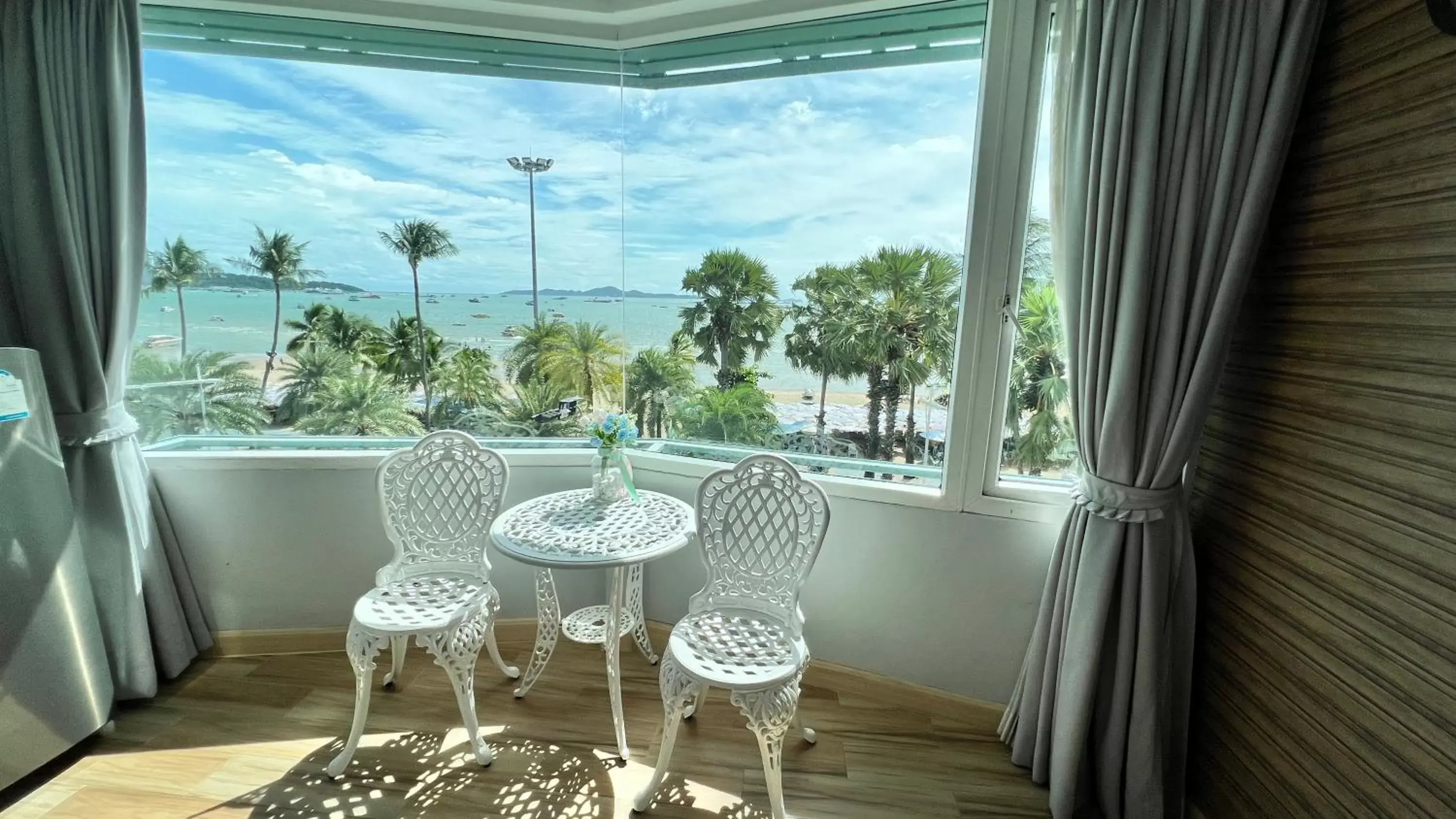 The Beach Front Resort, Pattaya