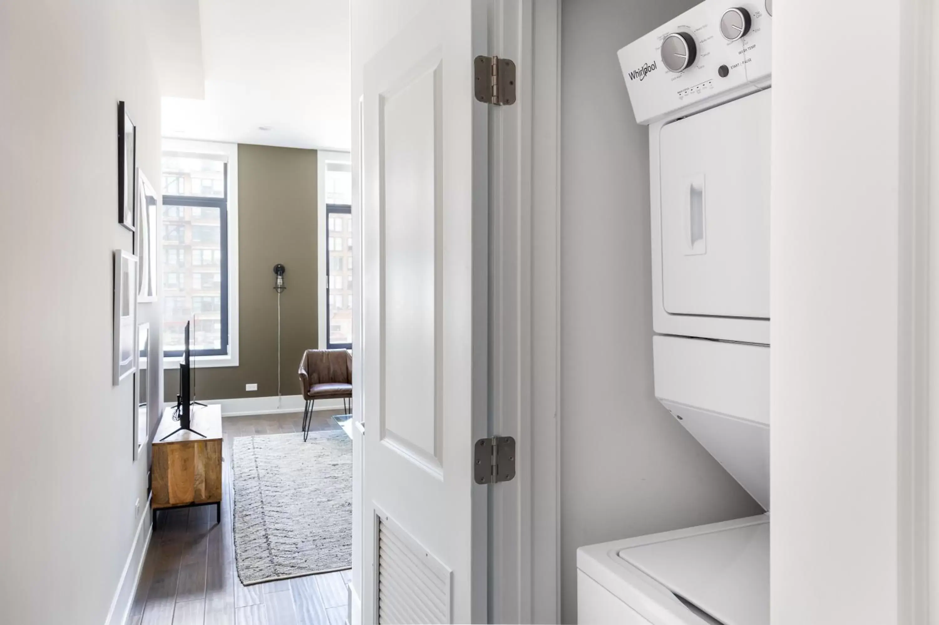 Living room, Bathroom in Sonder Greektown