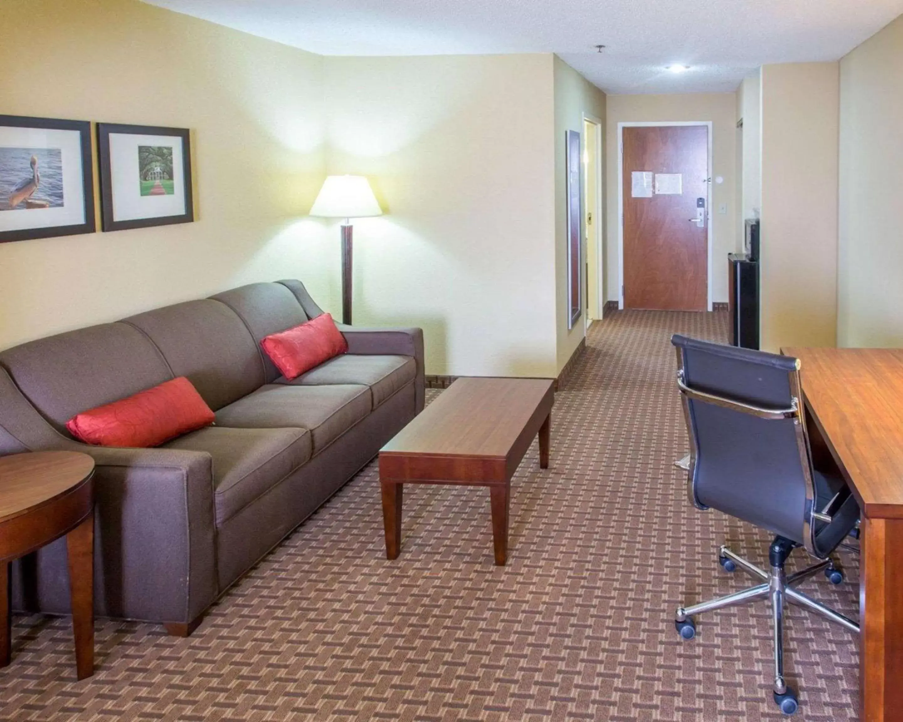 Photo of the whole room, Seating Area in Comfort Suites Port Allen - Baton Rouge