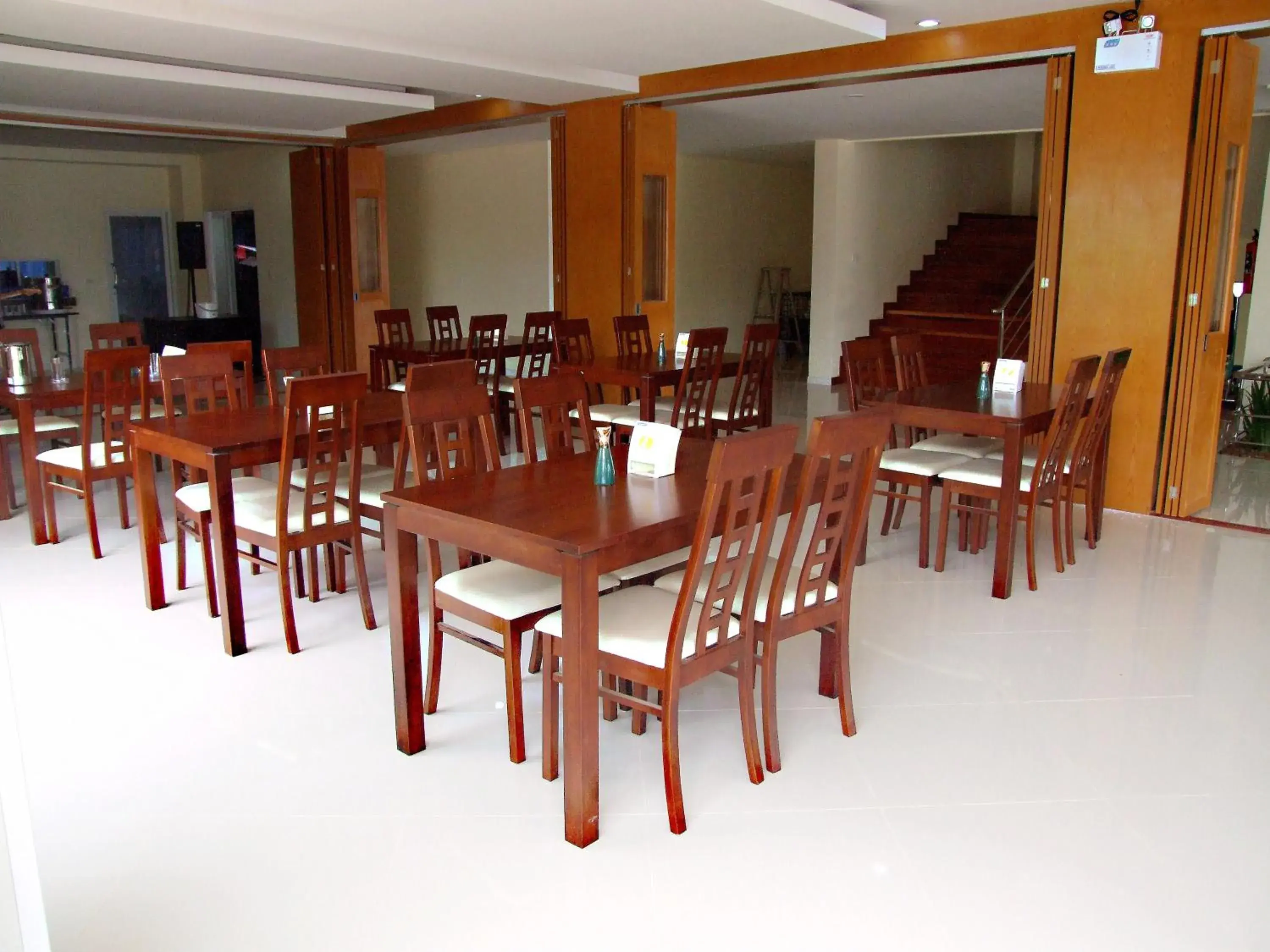 Restaurant/Places to Eat in Rueanrimnam Hotel