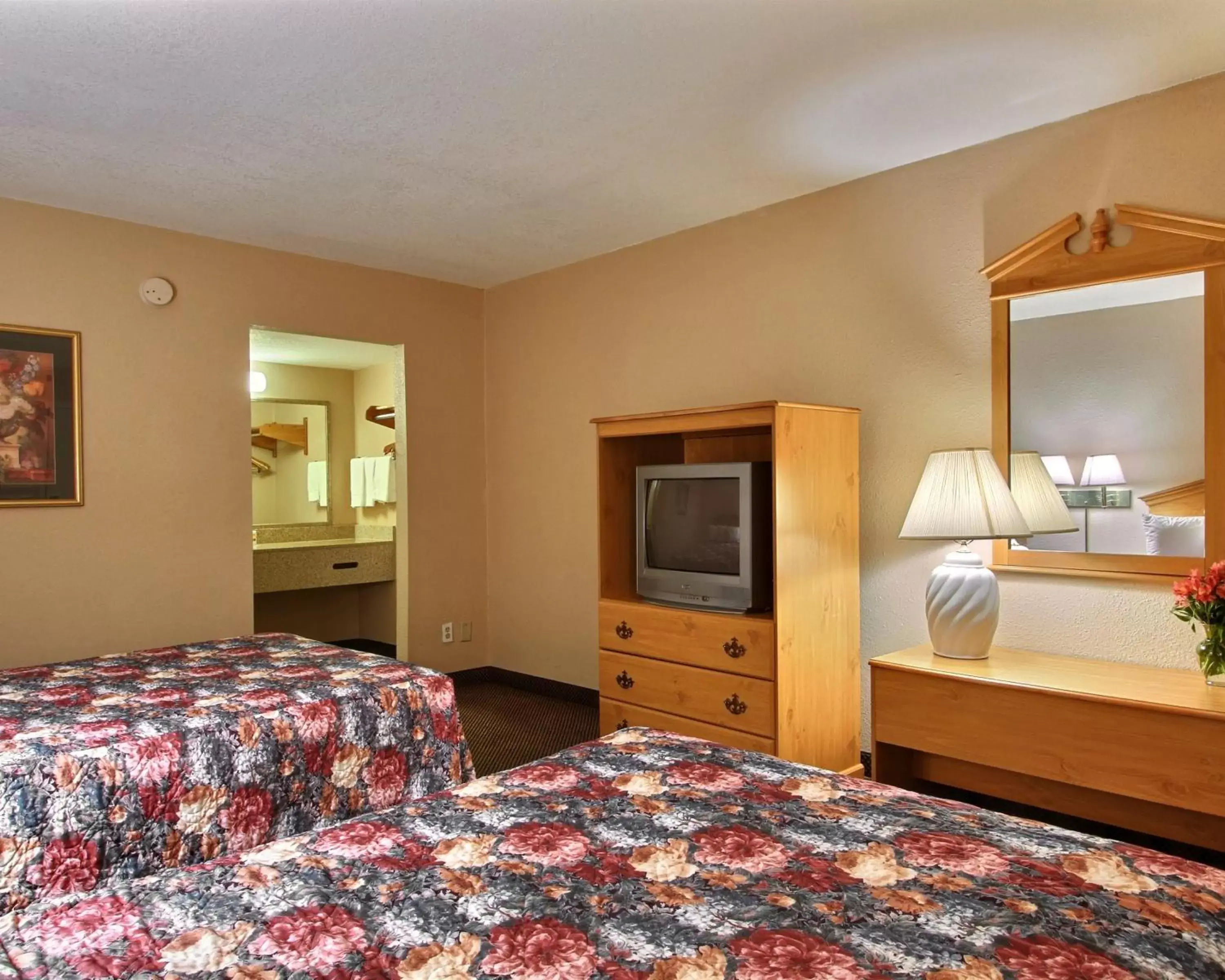 Double Room with Two Double Beds - Smoking in Econo Lodge Walterboro