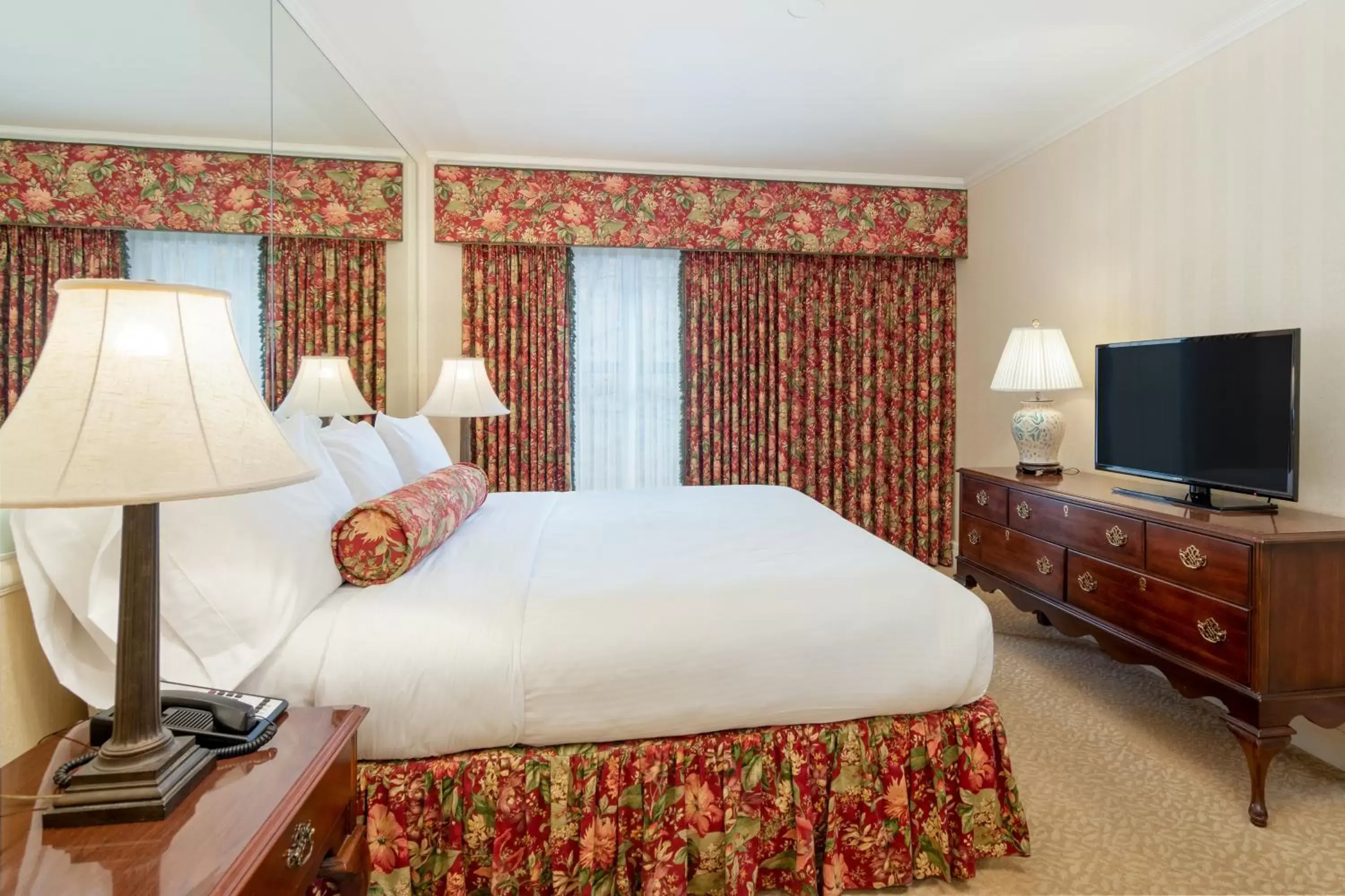 Bedroom, Bed in Mayflower Park Hotel