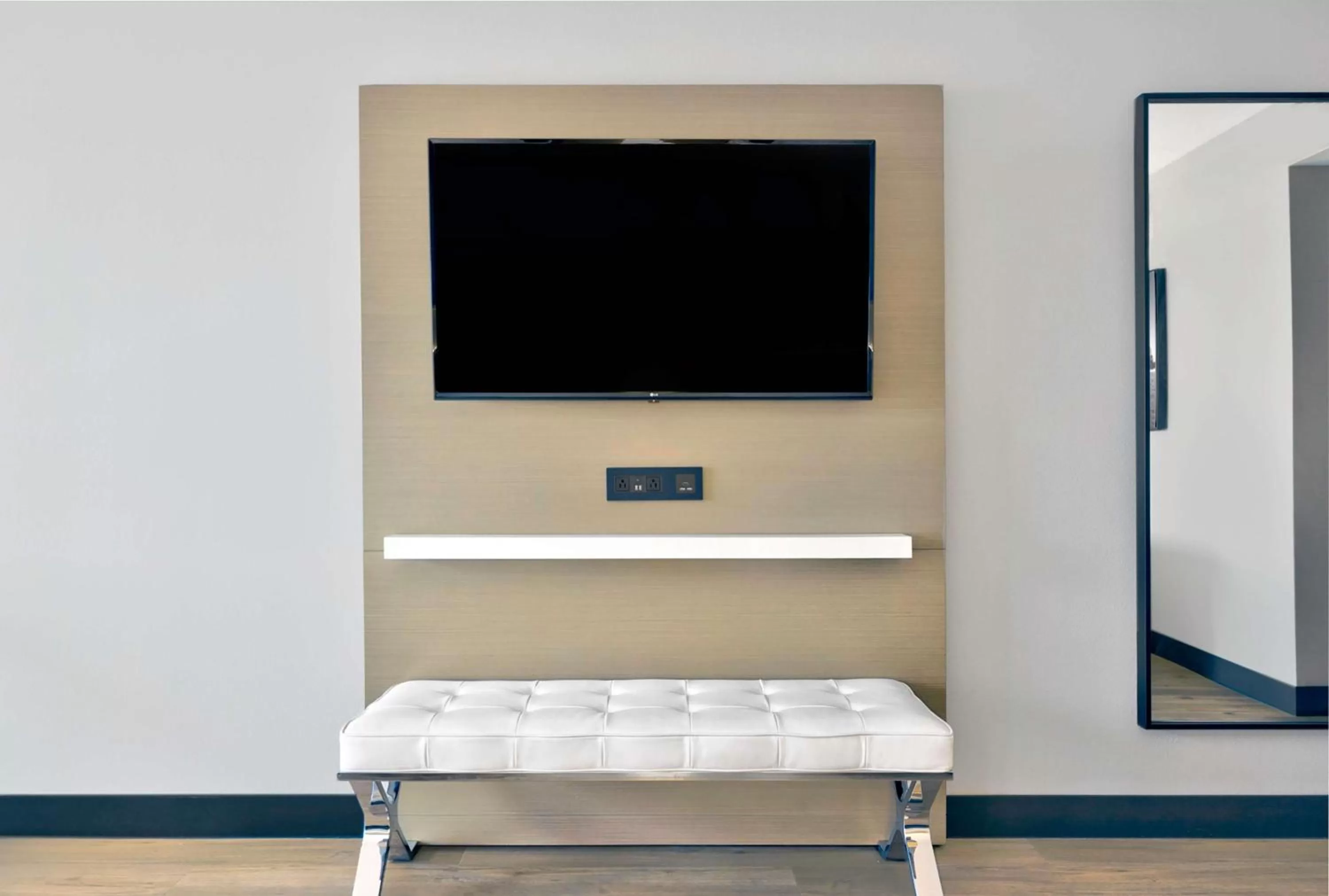 Photo of the whole room in DoubleTree by Hilton Davenport