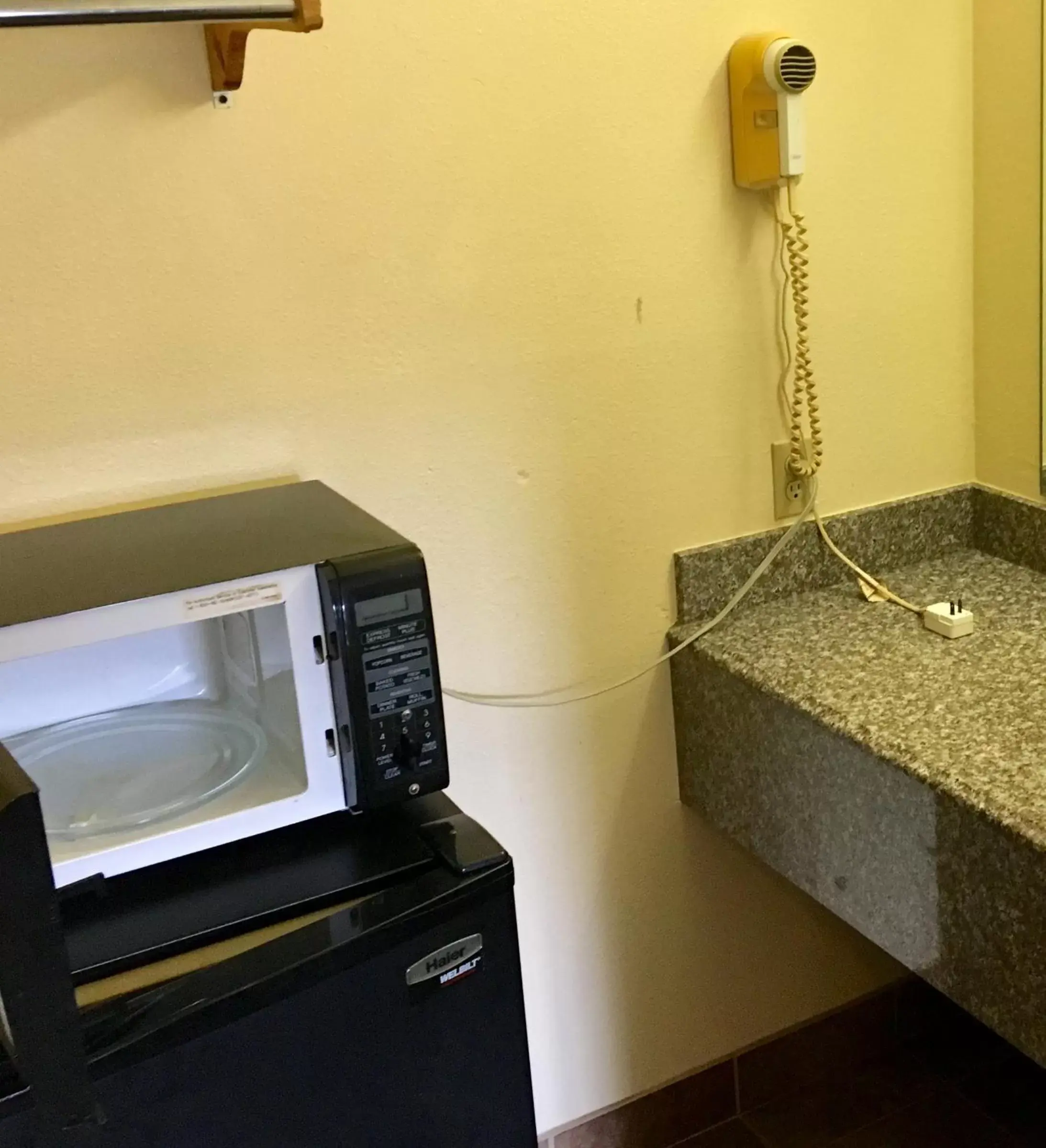 minibar, Bathroom in Inn at Mexia