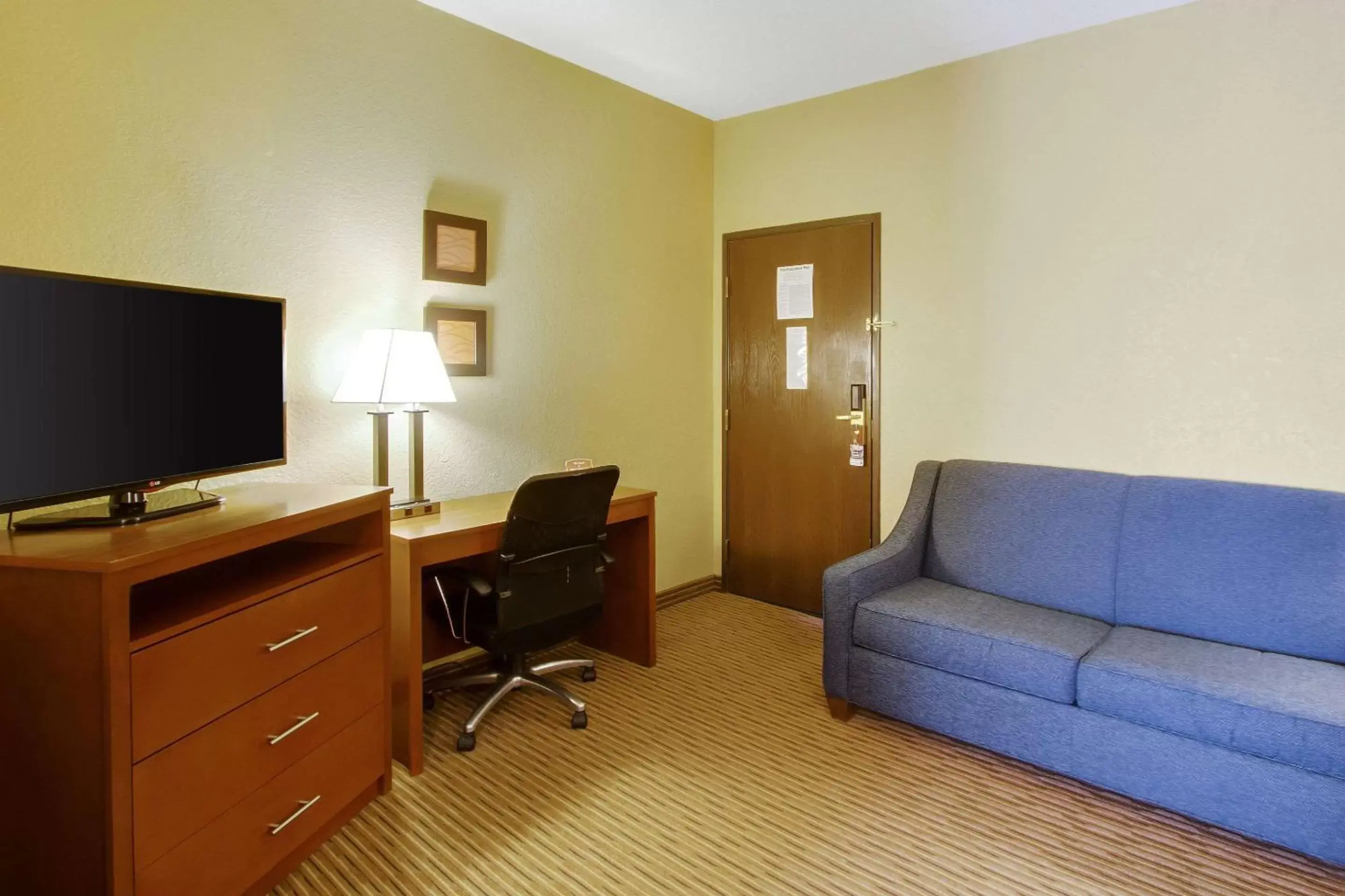 Bedroom, TV/Entertainment Center in Comfort Inn & Suites Bellevue - Omaha Offutt AFB