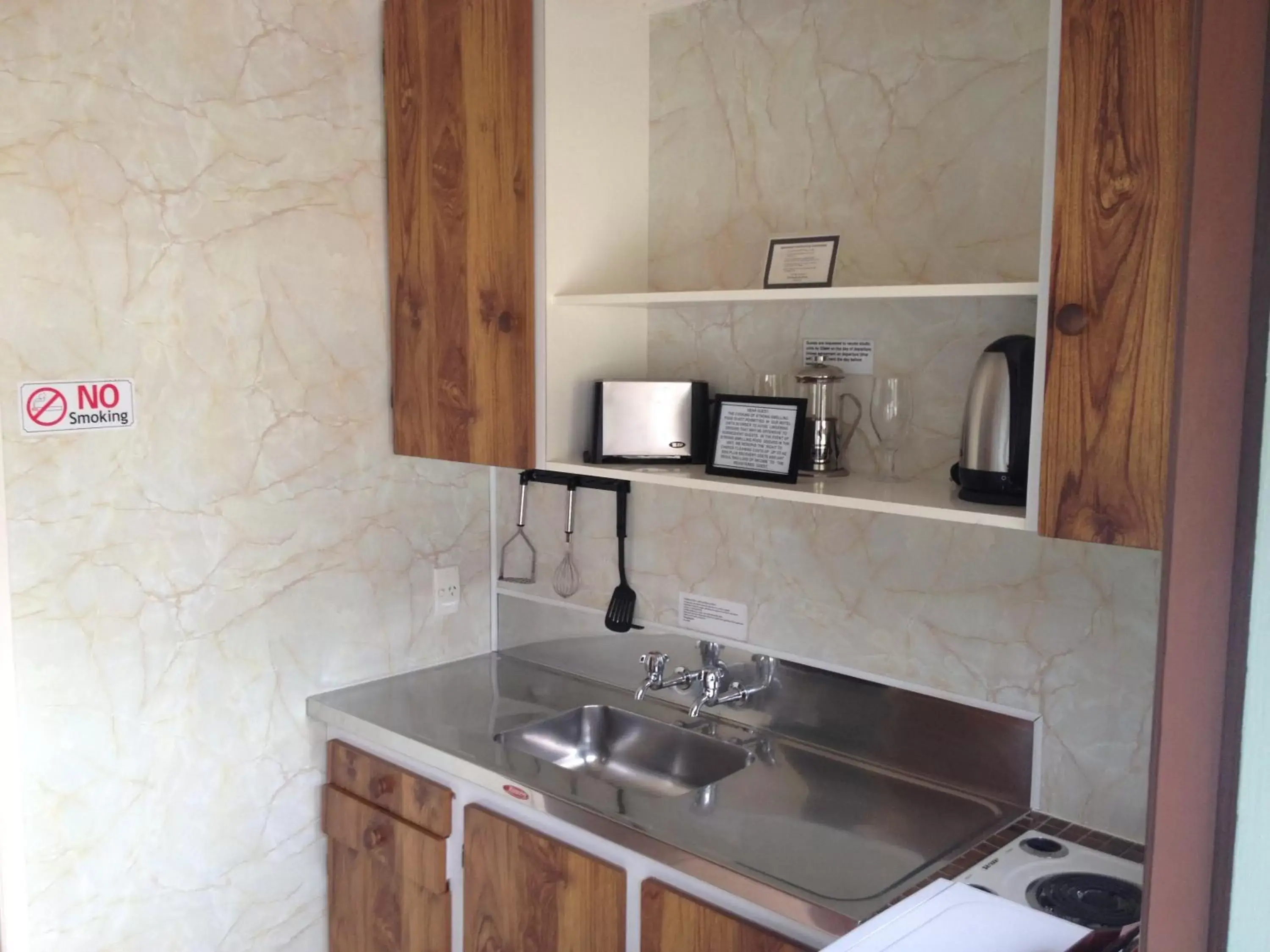 Kitchen or kitchenette, Kitchen/Kitchenette in Bay Sands Seafront Studios