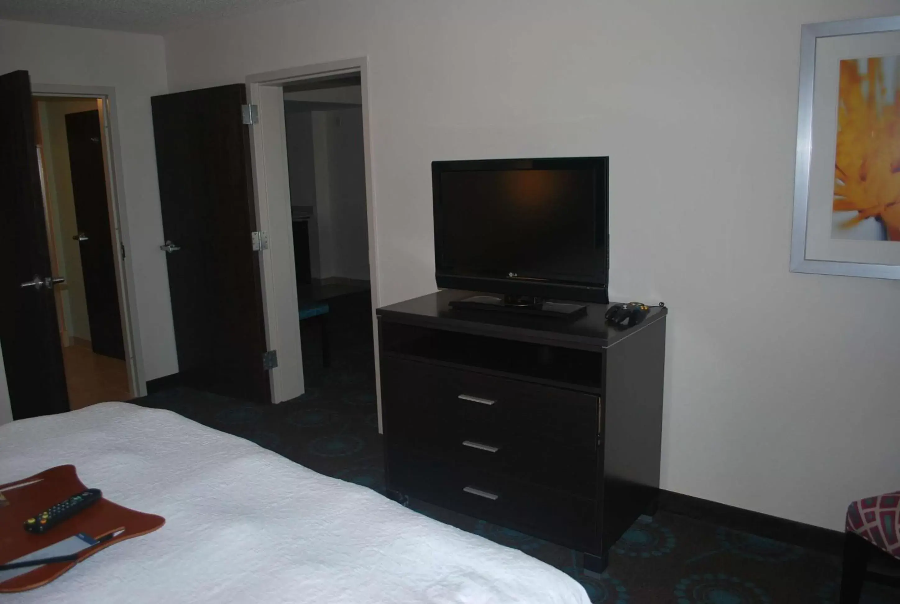 Bed, TV/Entertainment Center in Hampton Inn By Hilton Shreveport Airport, La