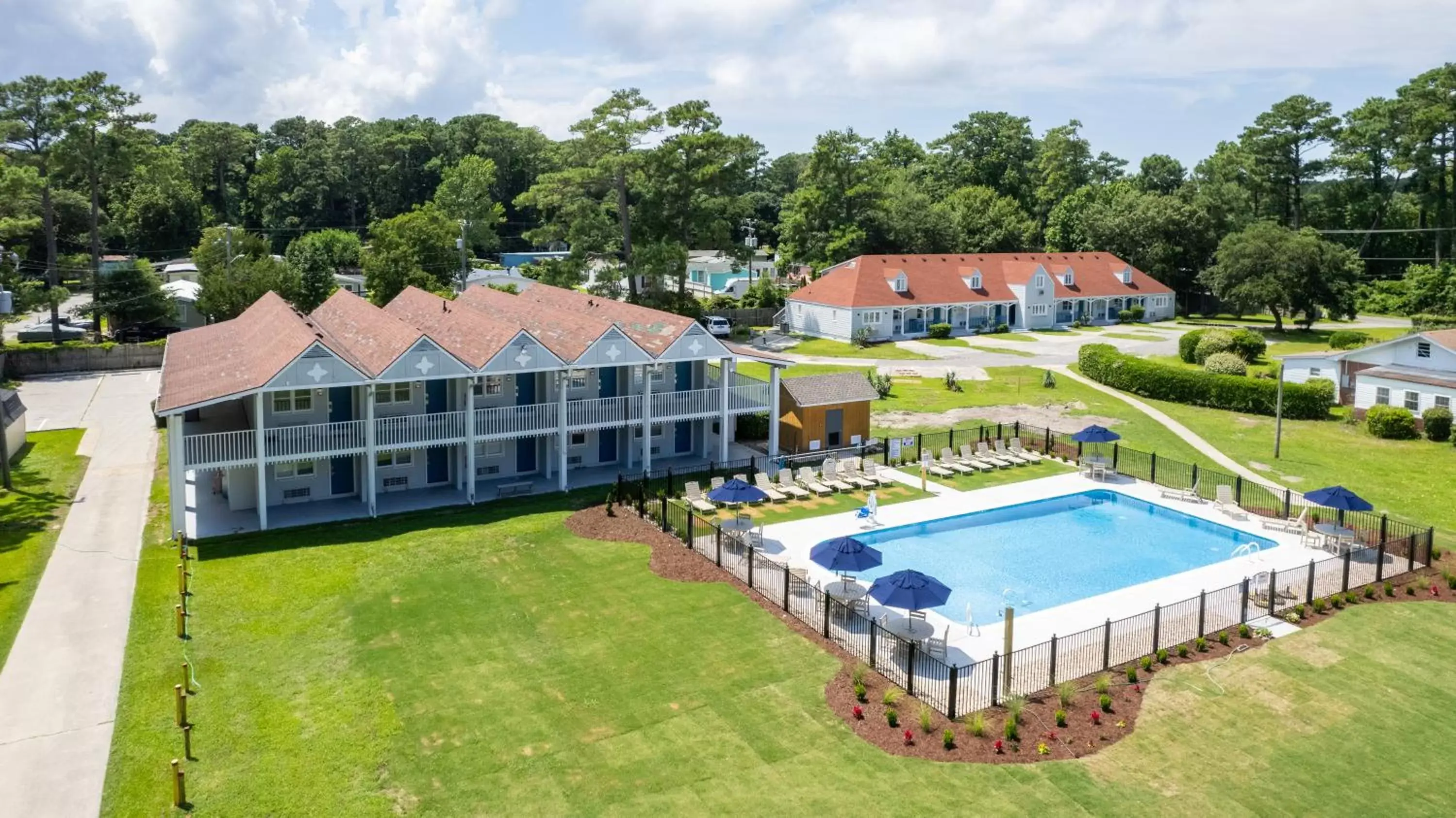 Property building, Pool View in Hotel Manteo