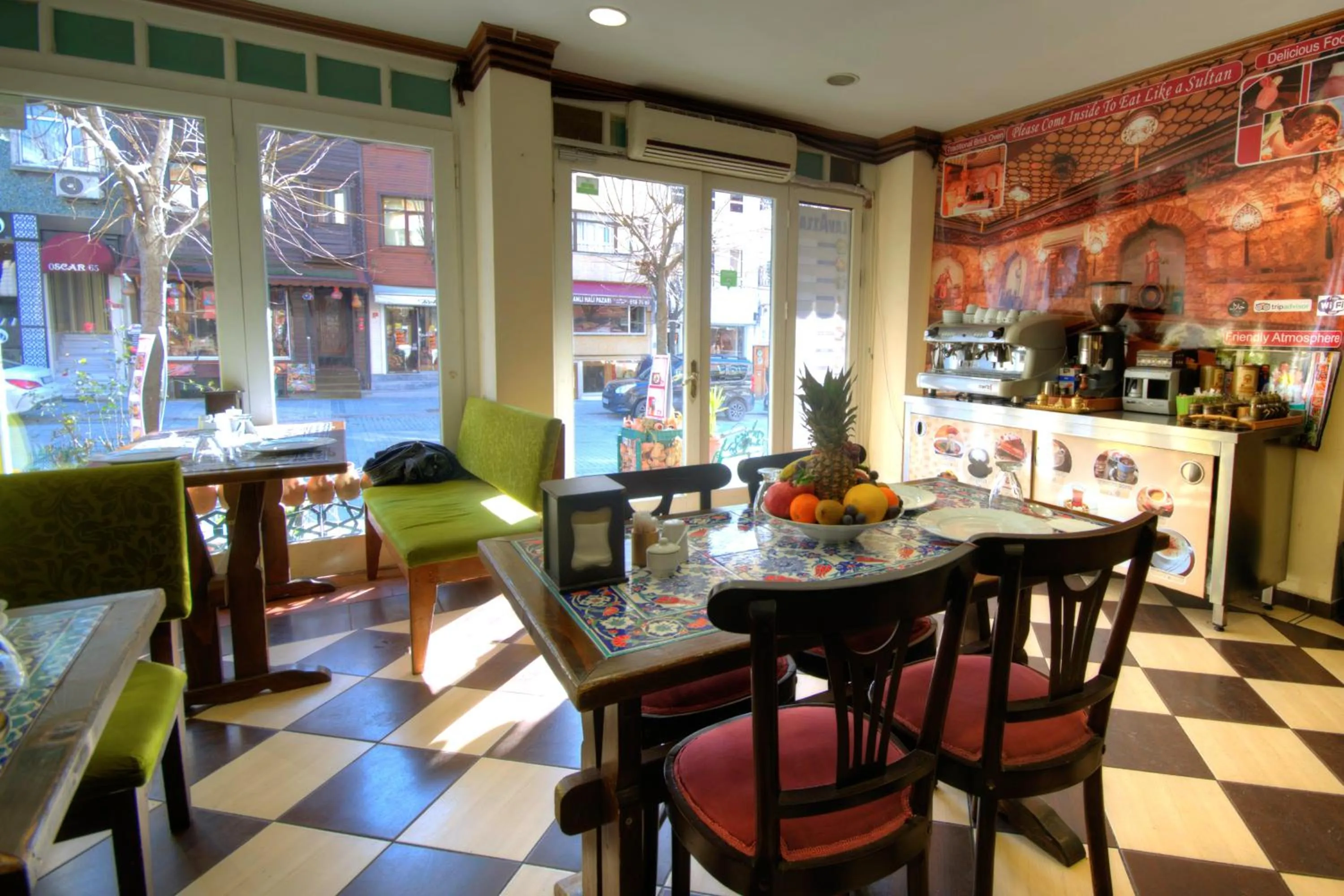 Restaurant/places to eat in Sultan Corner Hotel