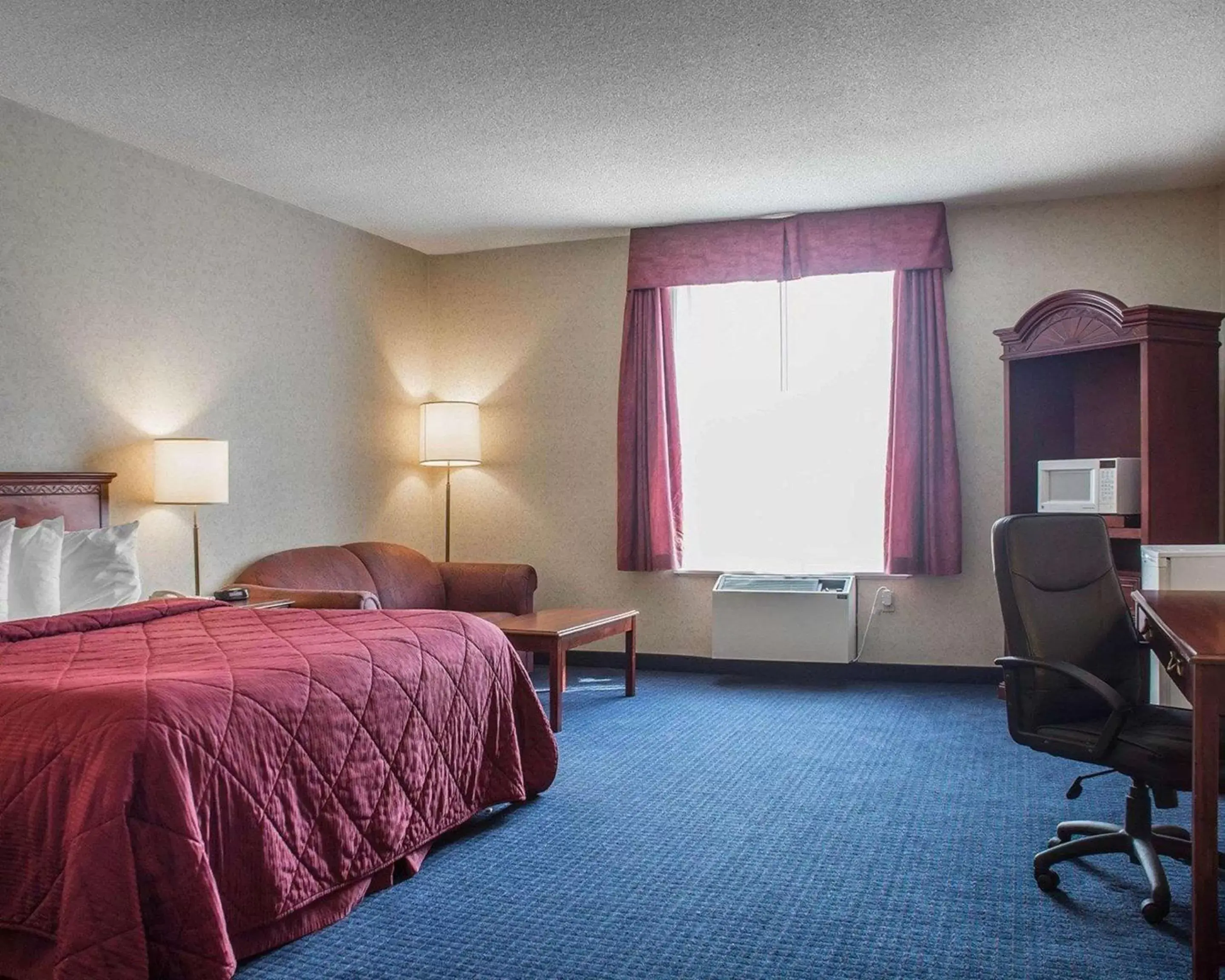 Photo of the whole room, Bed in Quality Hotel & Suites Woodstock