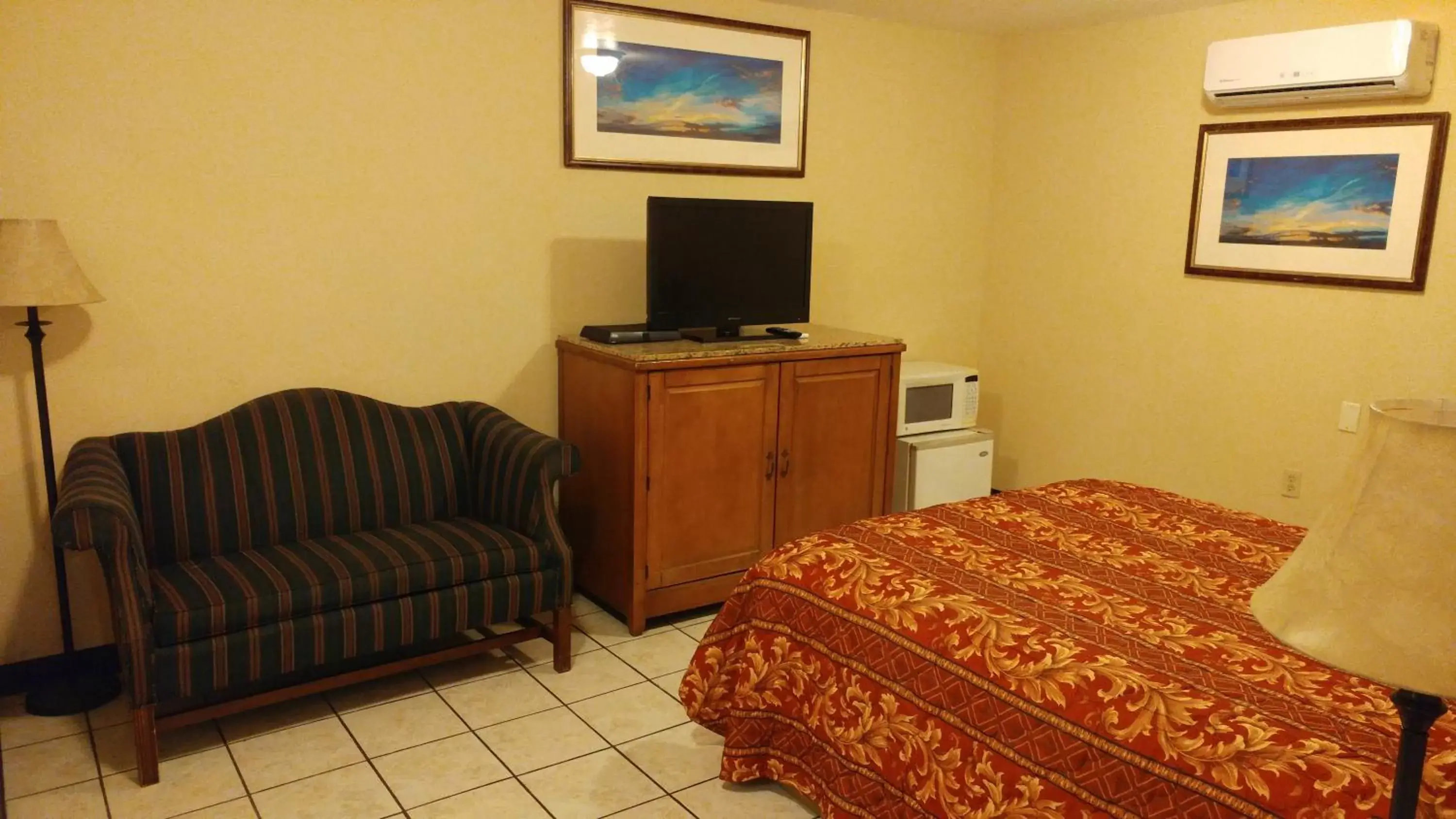 Bedroom, TV/Entertainment Center in Country Regency Inn & Suites