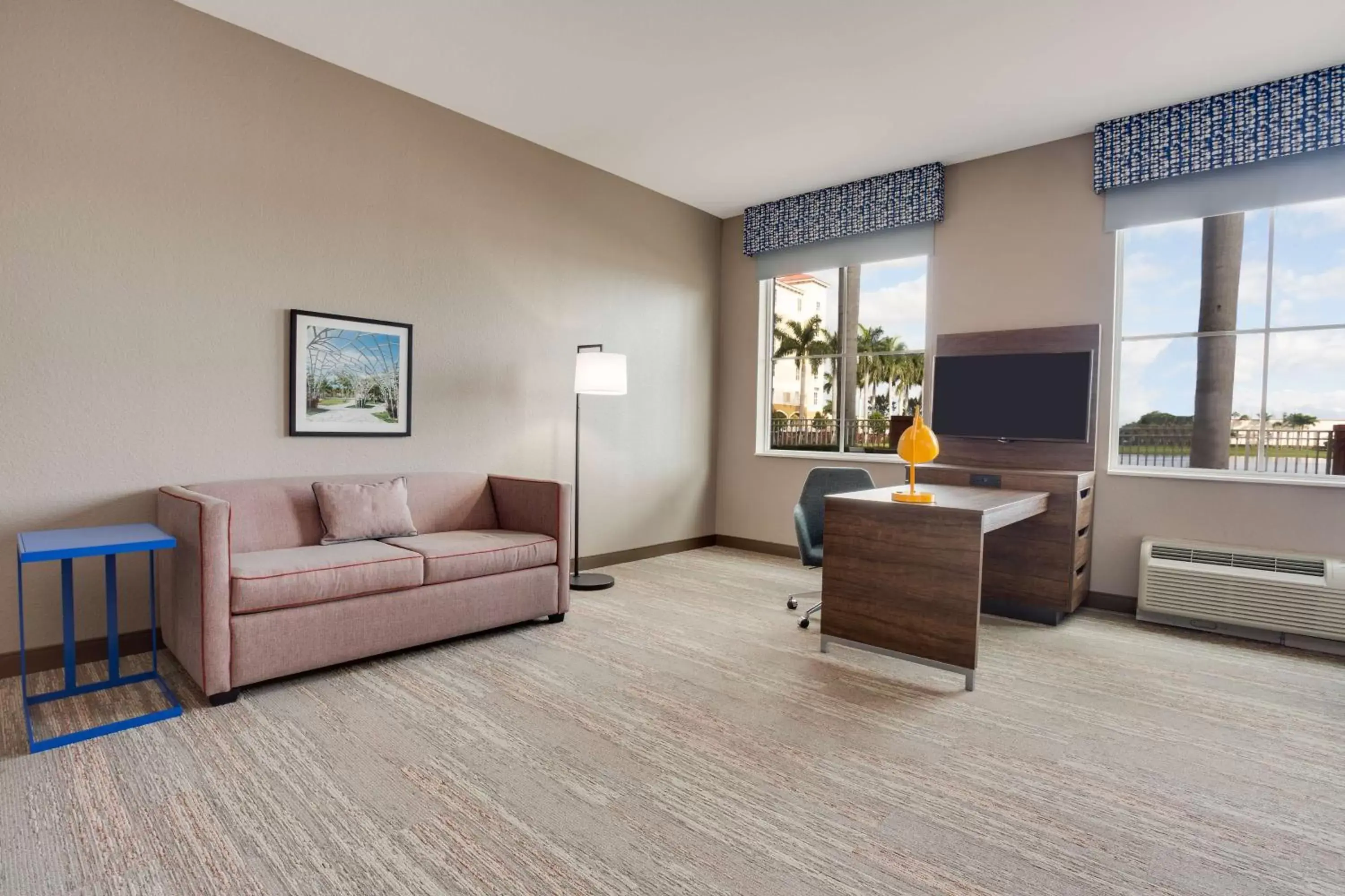 Photo of the whole room, Seating Area in Hampton Inn & Suites Fort Lauderdale - Miramar