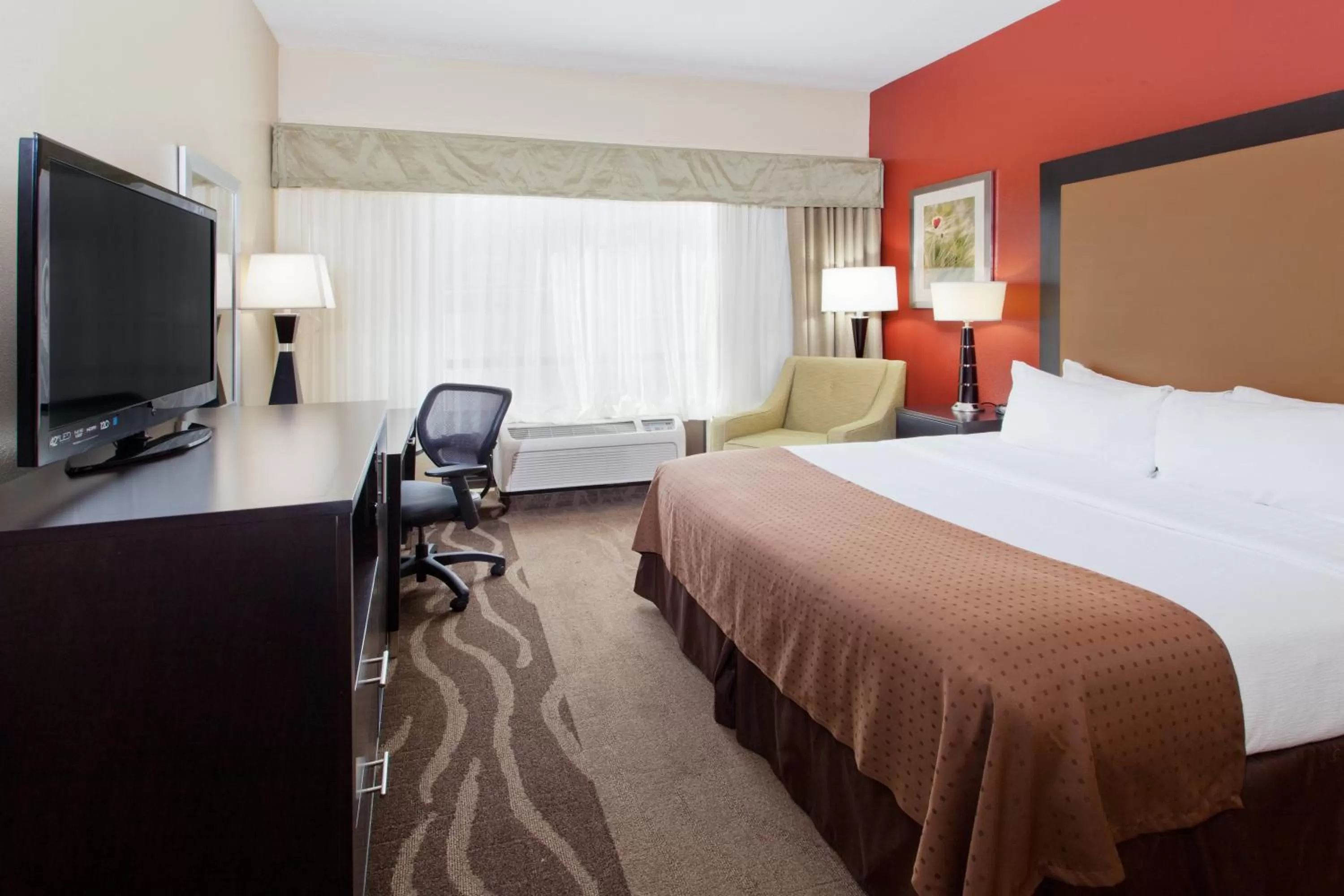 Photo of the whole room, Bed in Holiday Inn Shreveport Downtown by IHG