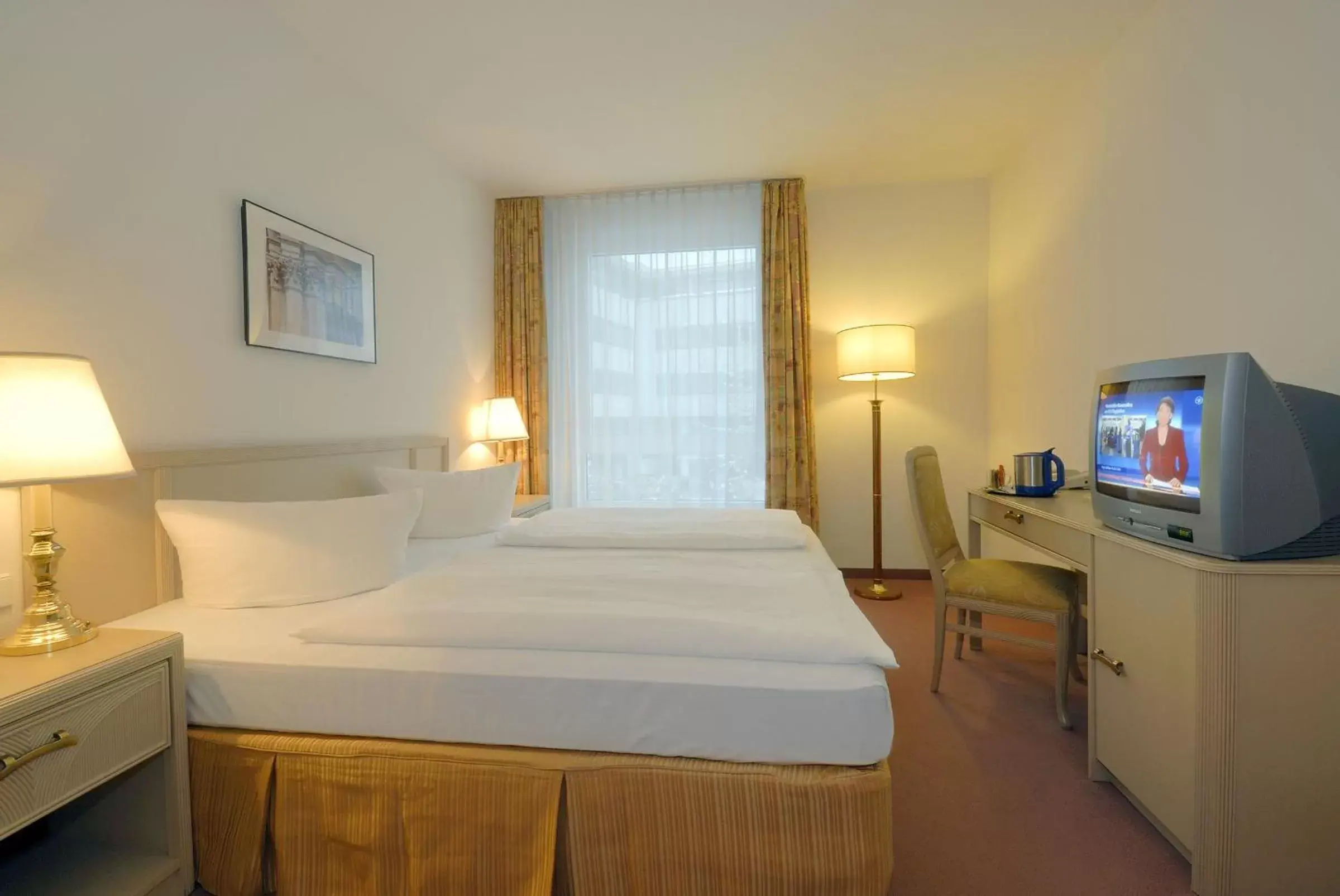 Photo of the whole room, Bed in Hotel Am Schloss Köpenick Berlin By Golden Tulip
