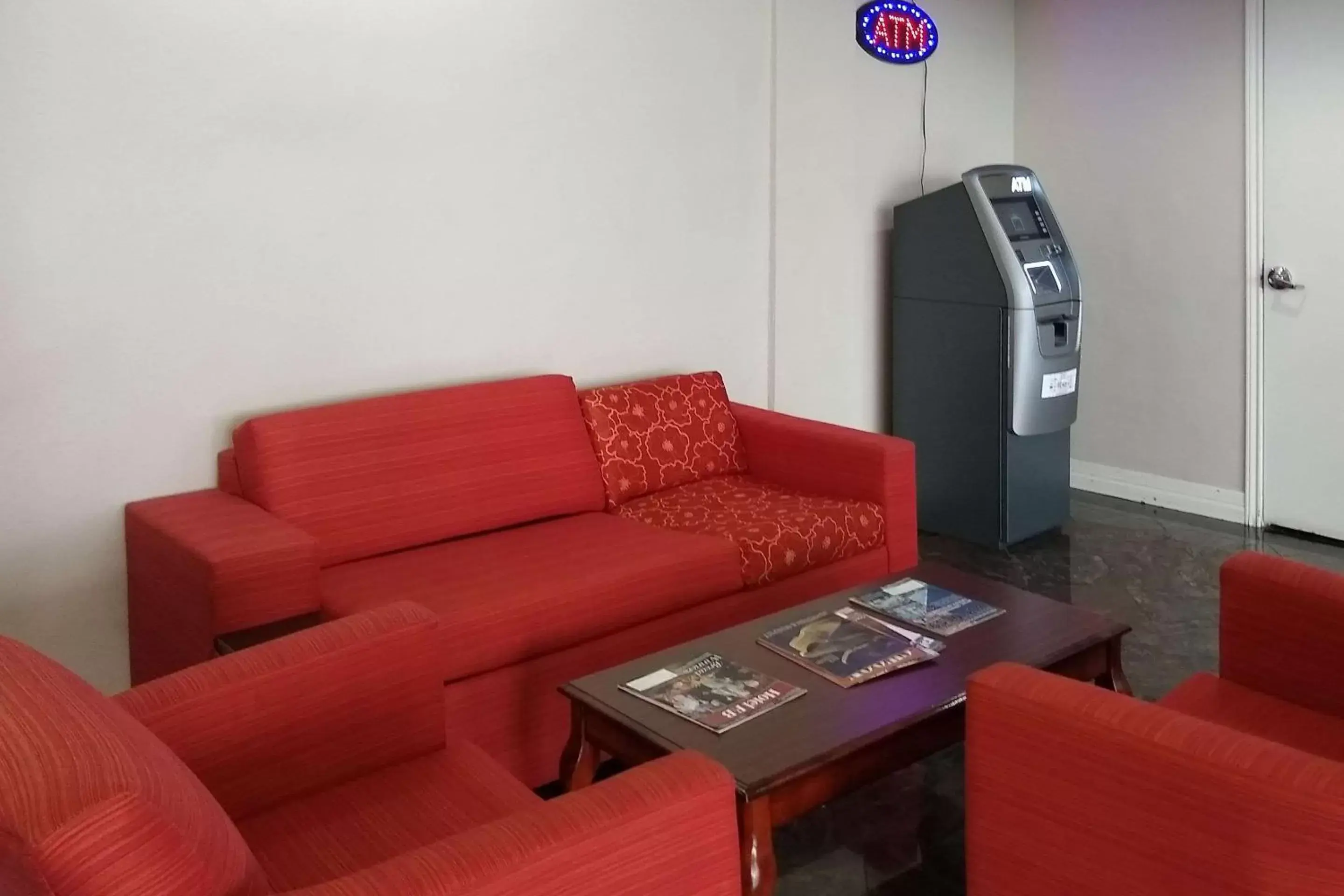 Lobby or reception, Seating Area in Econo Lodge Inn & Suites West – Energy Corridor