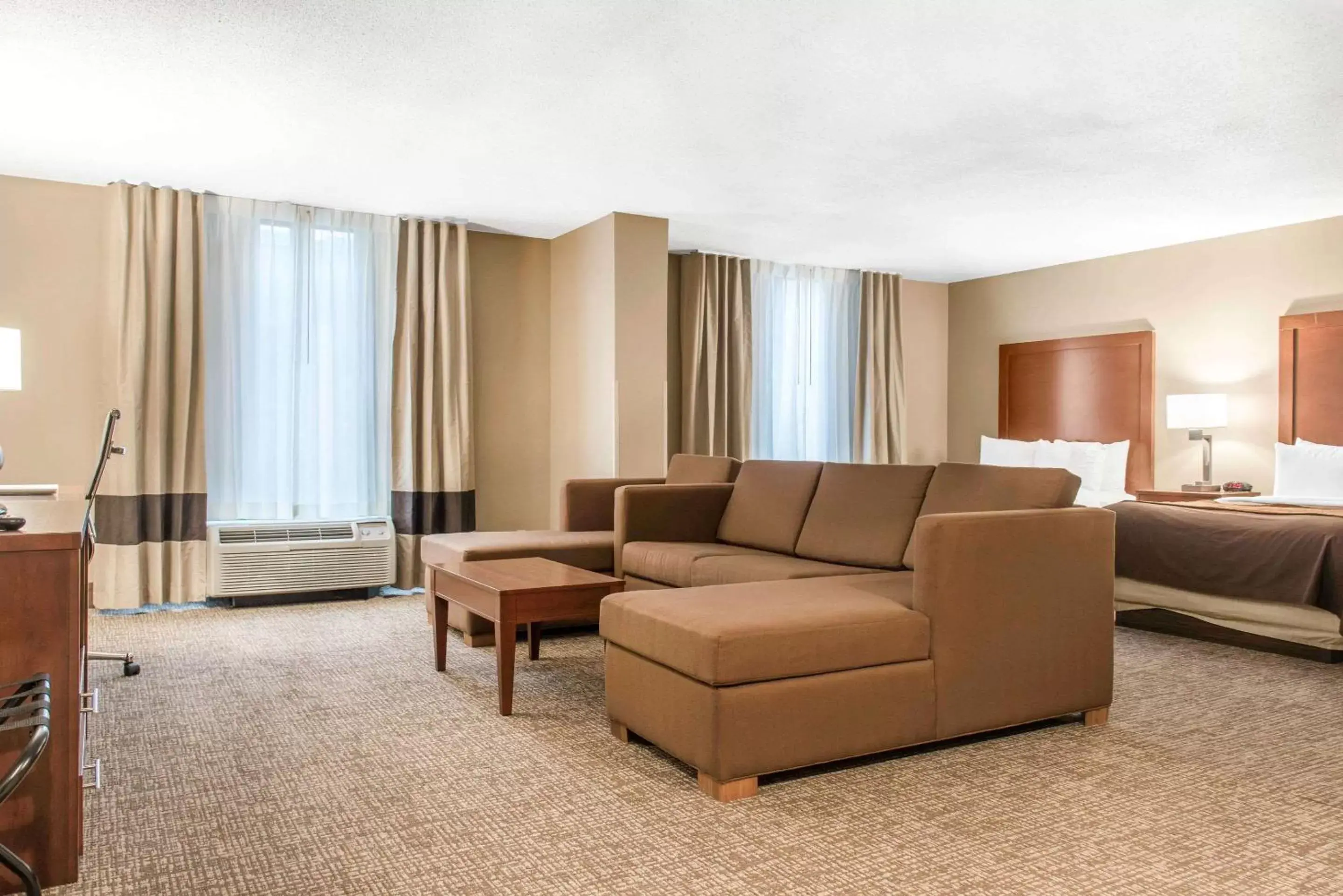 Photo of the whole room, Seating Area in Comfort Inn MSP Airport - Mall of America
