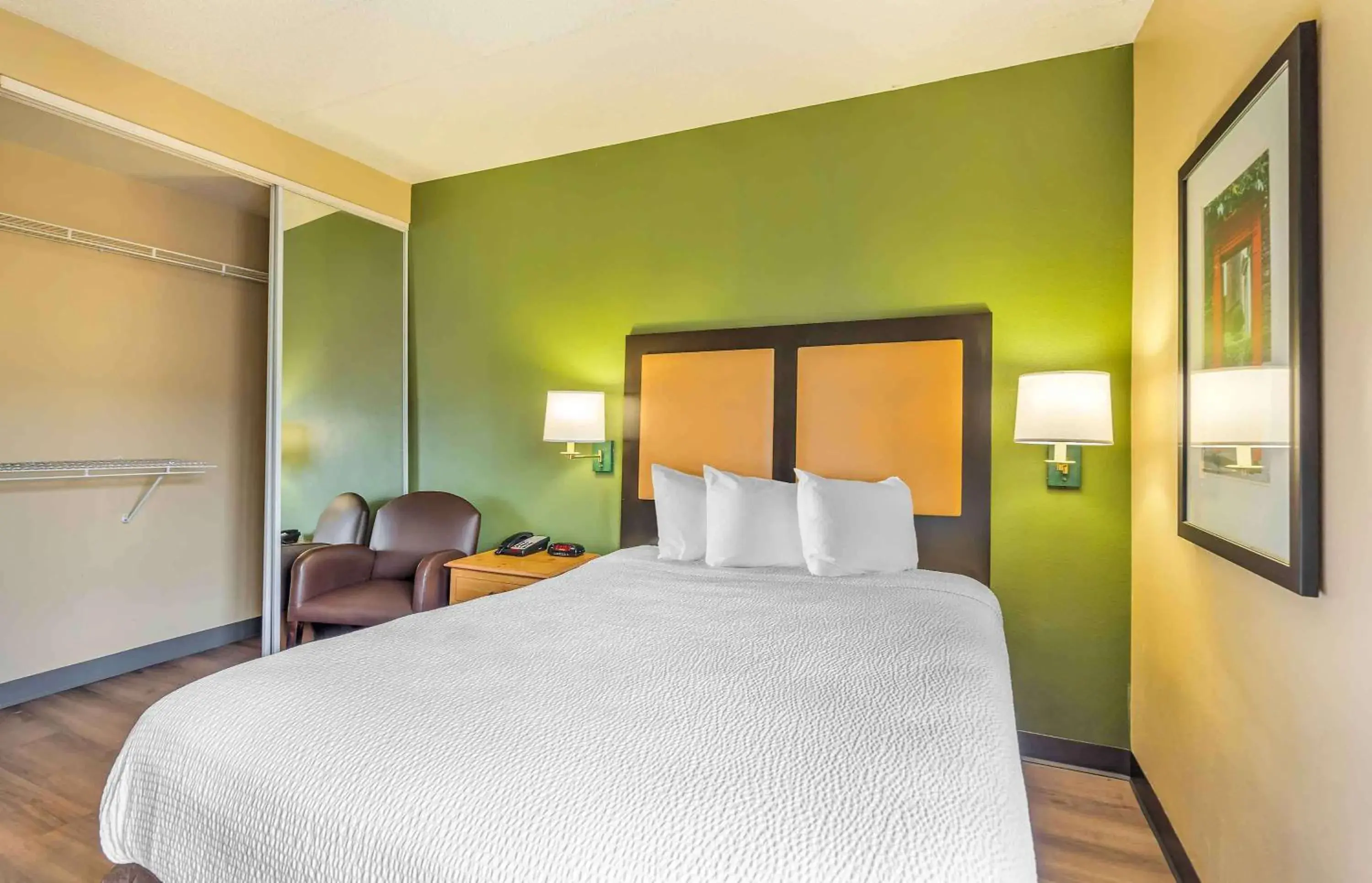 Queen studio with 1 Queen Bed - Disability Access/Non-Smoking in Extended Stay America Select Suites - Chicago - Lombard - Oakbrook Queen studio with 1 Queen Bed - Disability Access/Non-Smoking in Extended Stay America Select Suites - Chicago - Lombard - Oakbrook