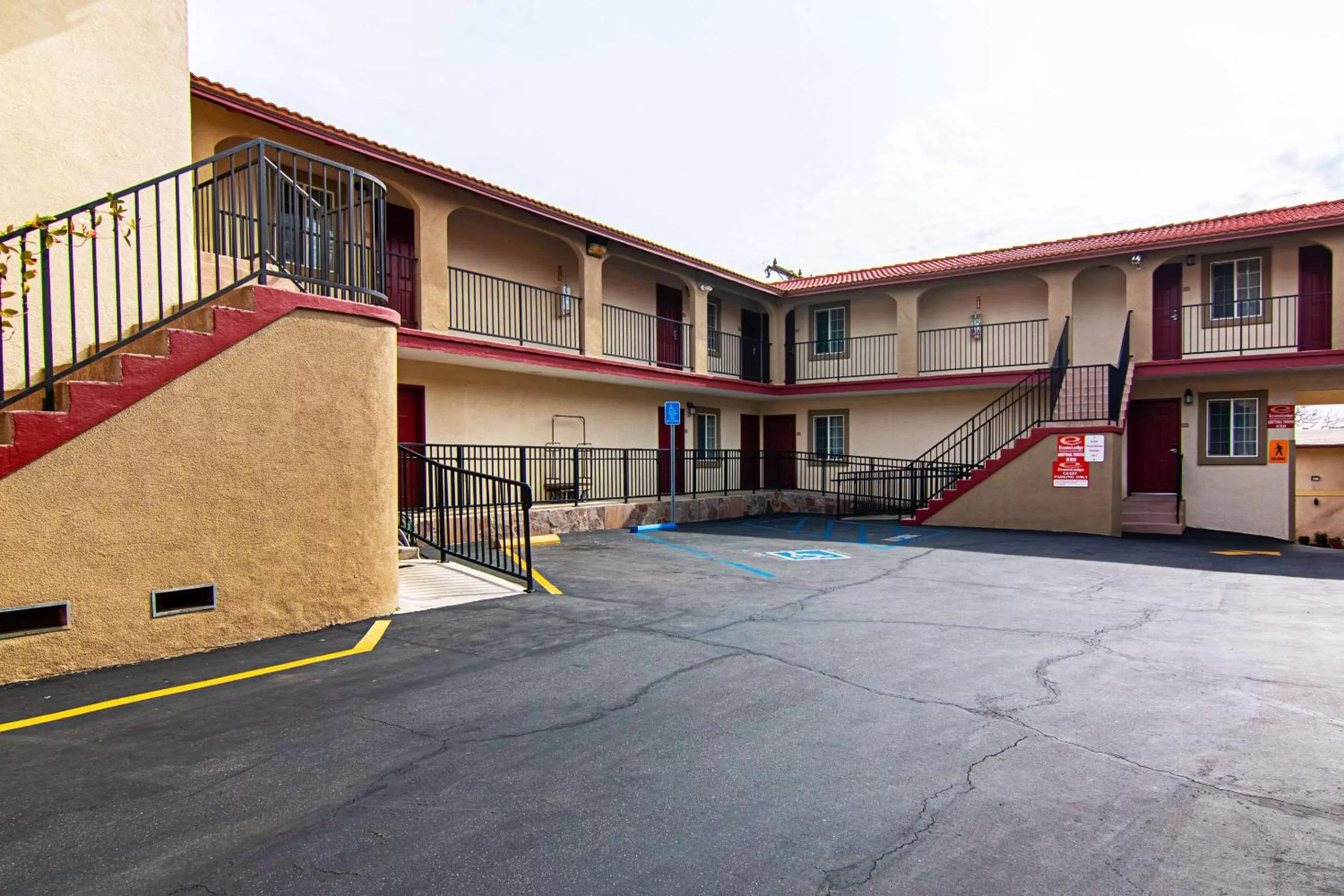Property building in Econo Lodge Long Beach I-405