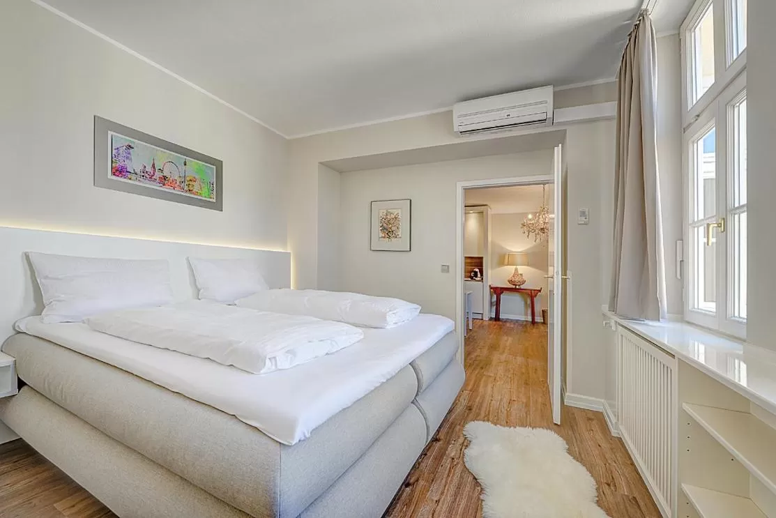 Photo of the whole room, Bed in Carlstadt Suites Düsseldorf