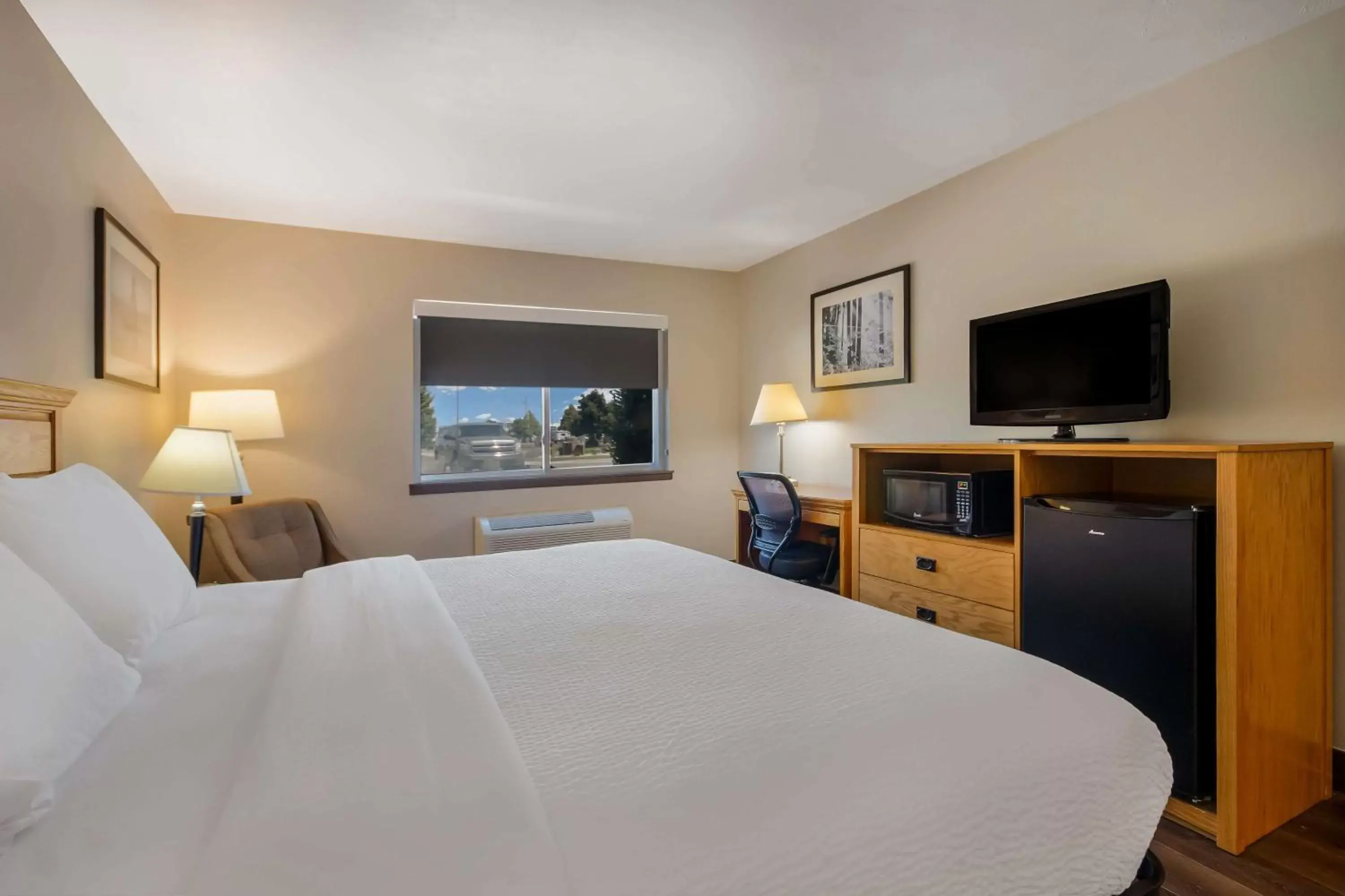 Bedroom, TV/Entertainment Center in SureStay Plus Hotel by Best Western Rexburg