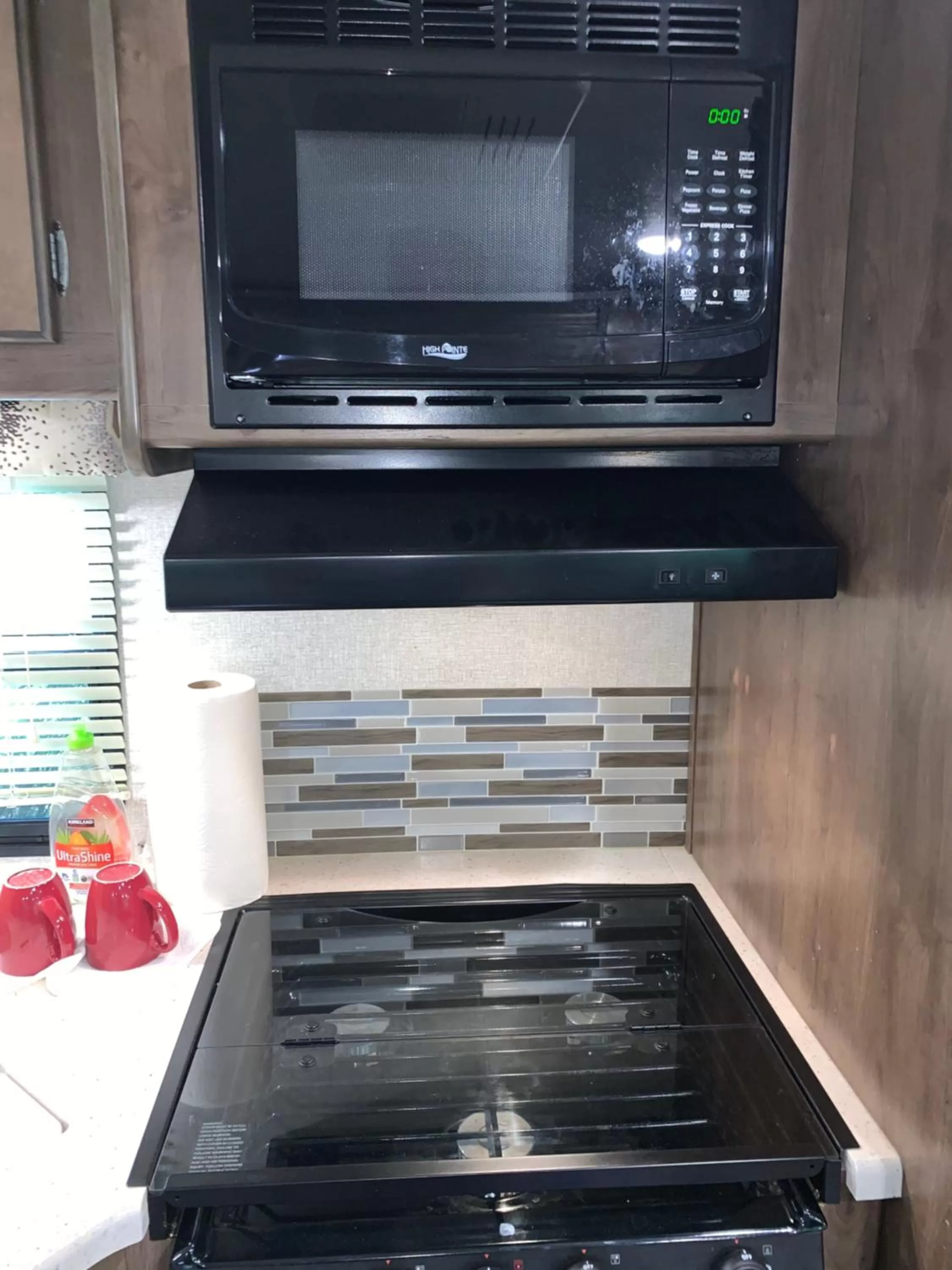 Kitchen or kitchenette, TV/Entertainment Center in Glacier Haven Inn