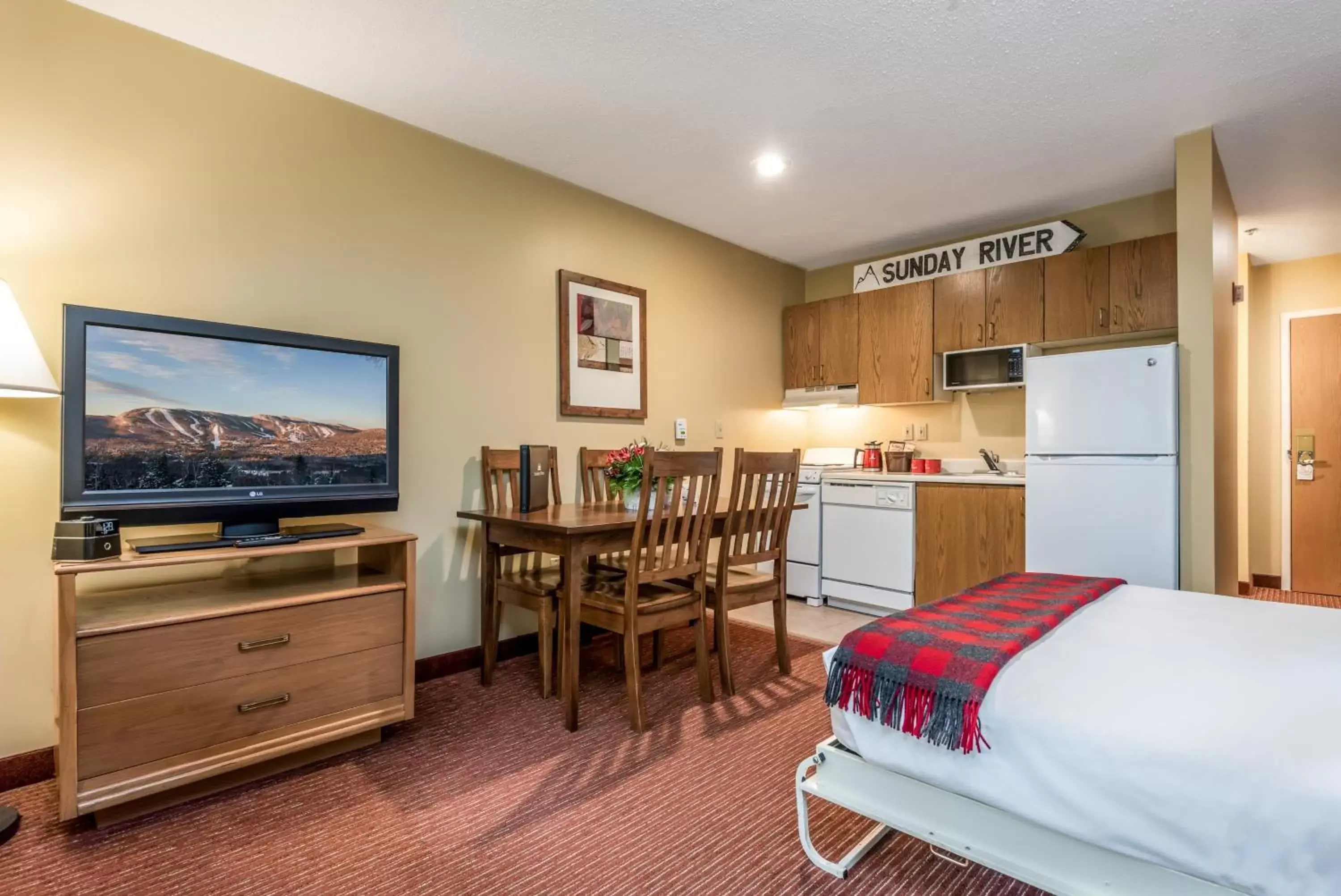 Bed, TV/Entertainment Center in Grand Summit Hotel