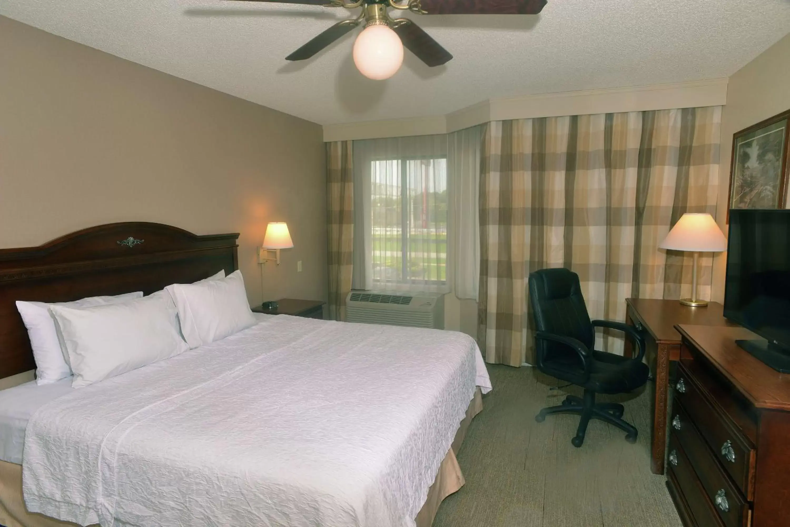 Bedroom, Bed in Hampton Inn & Suites Springfield