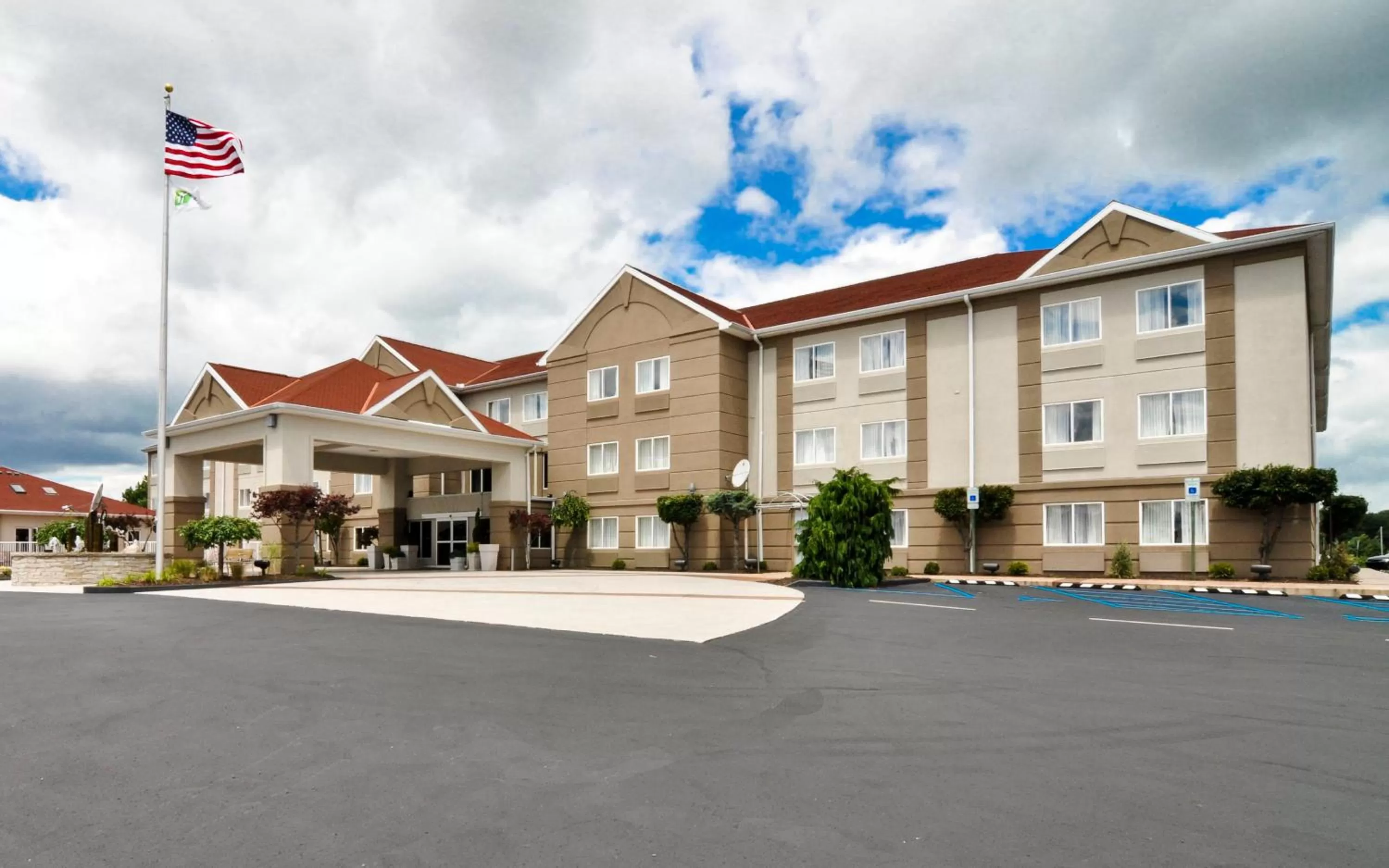 Property building in Holiday Inn Express Hotel & Suites Port Clinton-Catawba Island by IHG