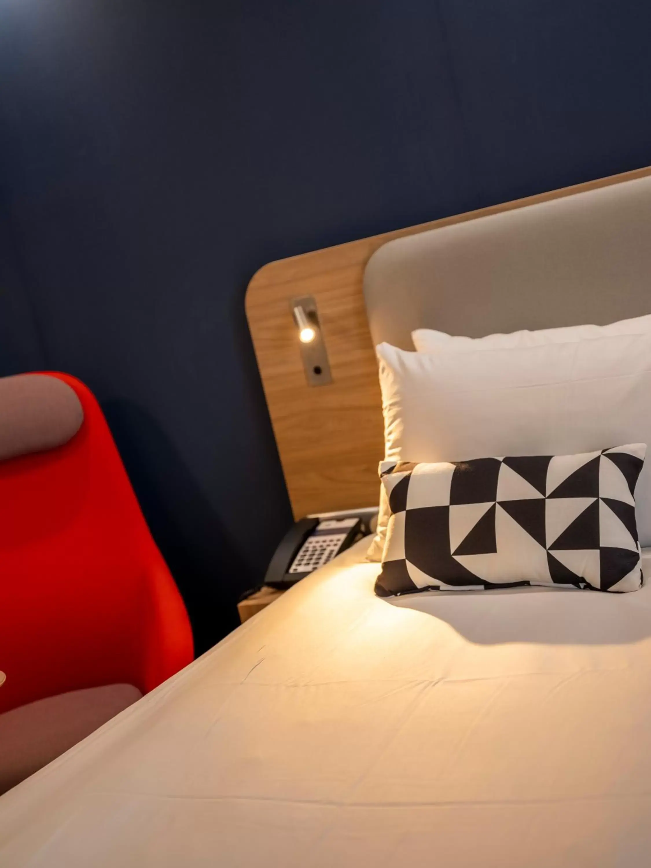 Queen Room with Accessible Roll-In Shower and a View in Holiday Inn Express - Nice - Grand Arenas, an IHG Hotel Queen Room with Accessible Roll-In Shower and a View in Holiday Inn Express - Nice - Grand Arenas, an IHG Hotel