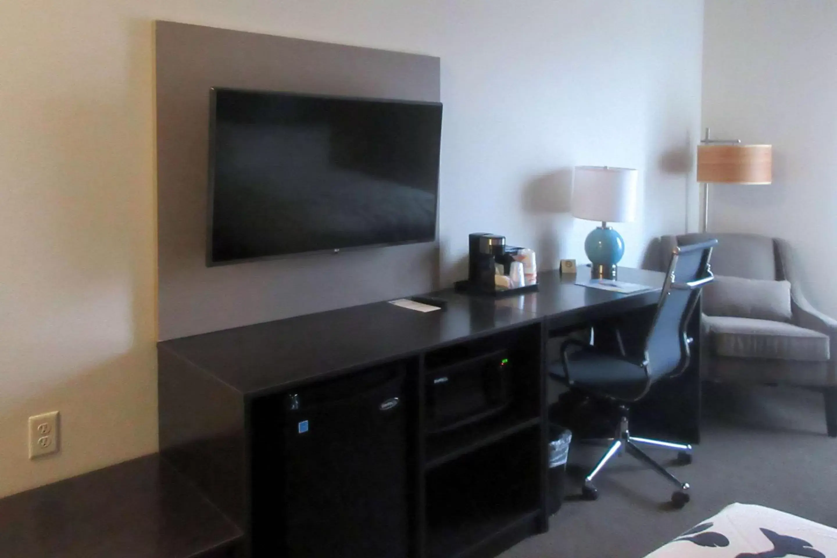 Photo of the whole room, TV/Entertainment Center in Sleep Inn & Suites Oregon - Madison