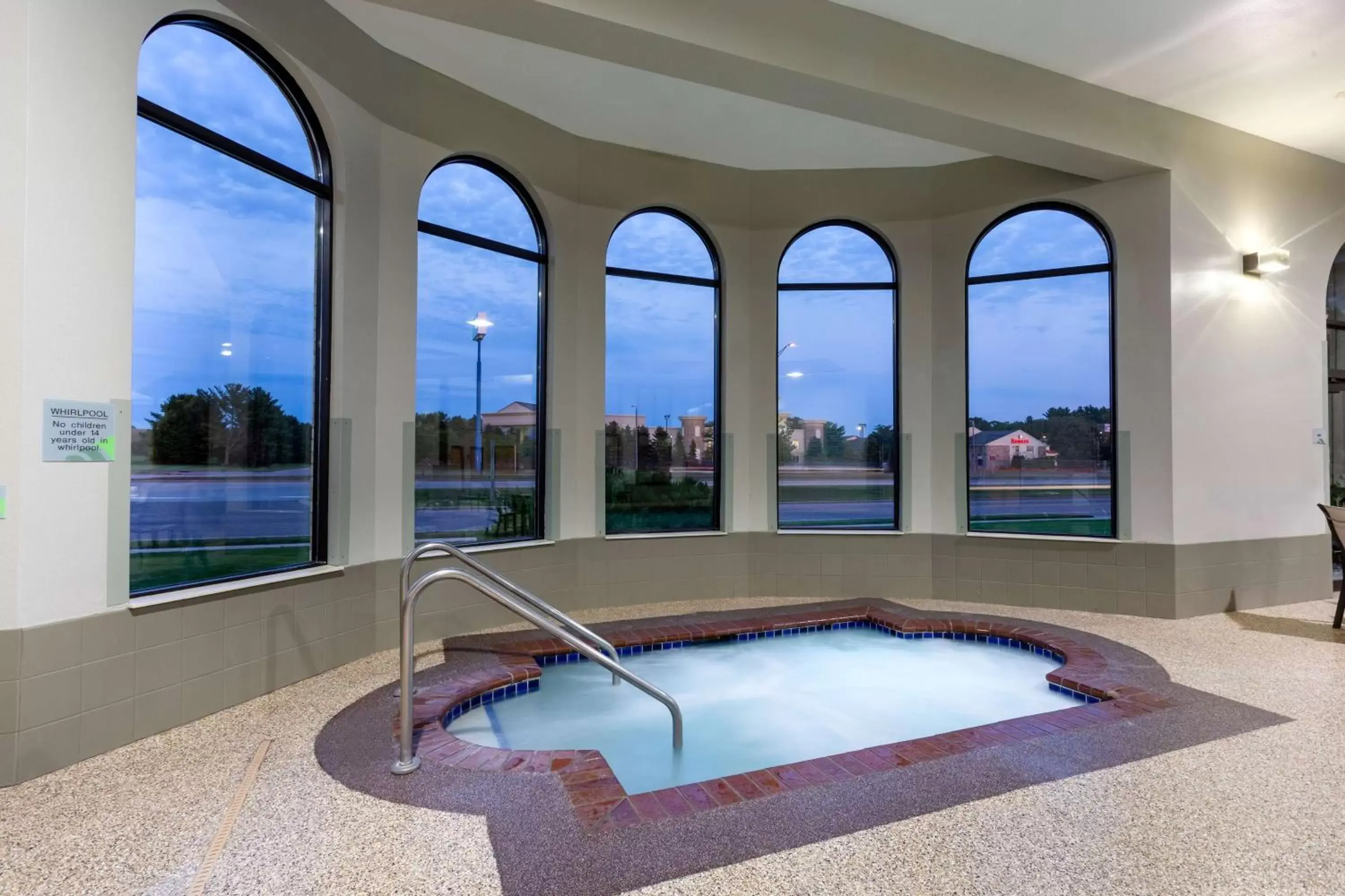 Hot Tub, Swimming Pool in Wingate by Wyndham Wisconsin Dells Waterpark