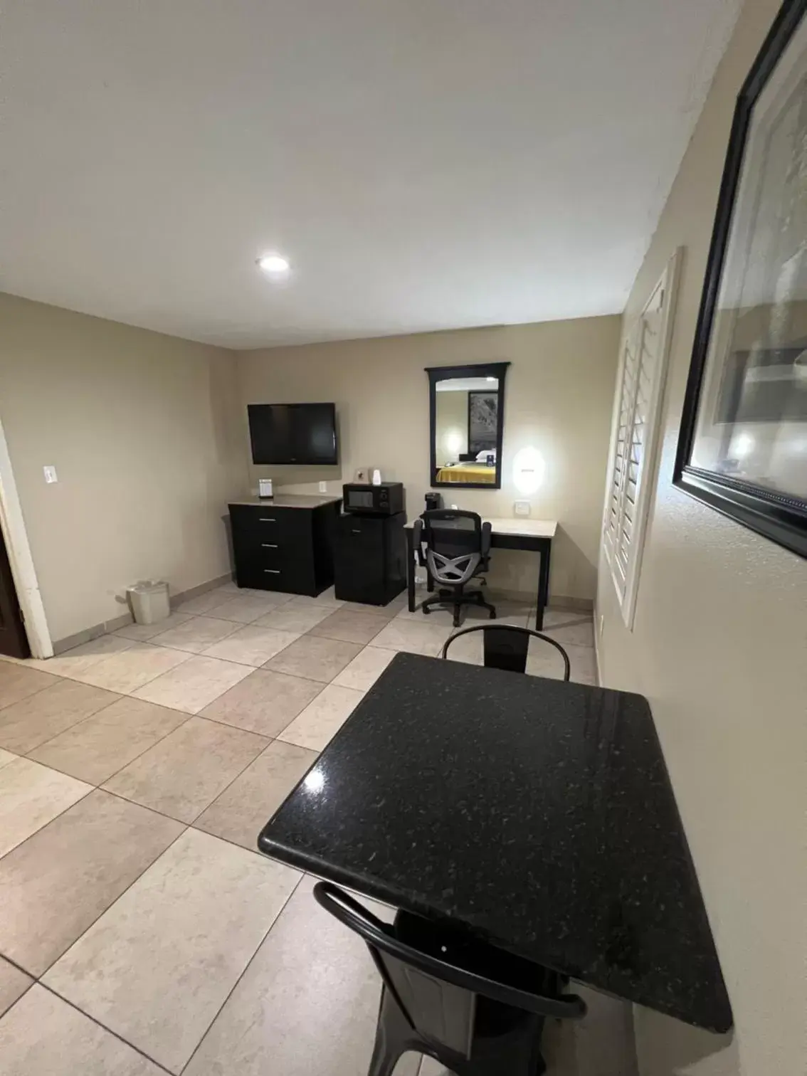 Bedroom, TV/Entertainment Center in Super 8 by Wyndham McAllen-Downtown-Airport-LA Plaza Mall