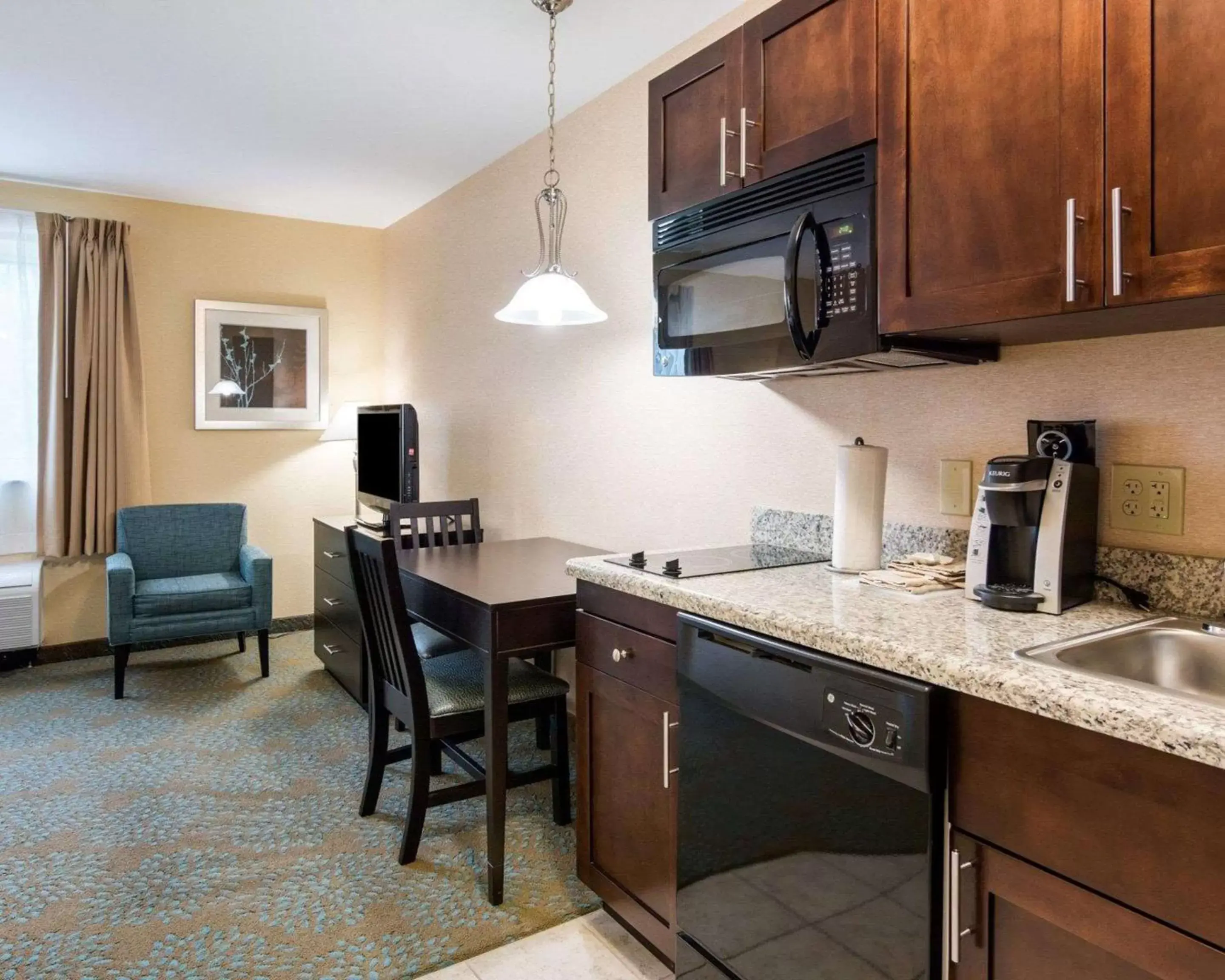 Photo of the whole room, Kitchen/Kitchenette in Suburban Studios Quantico