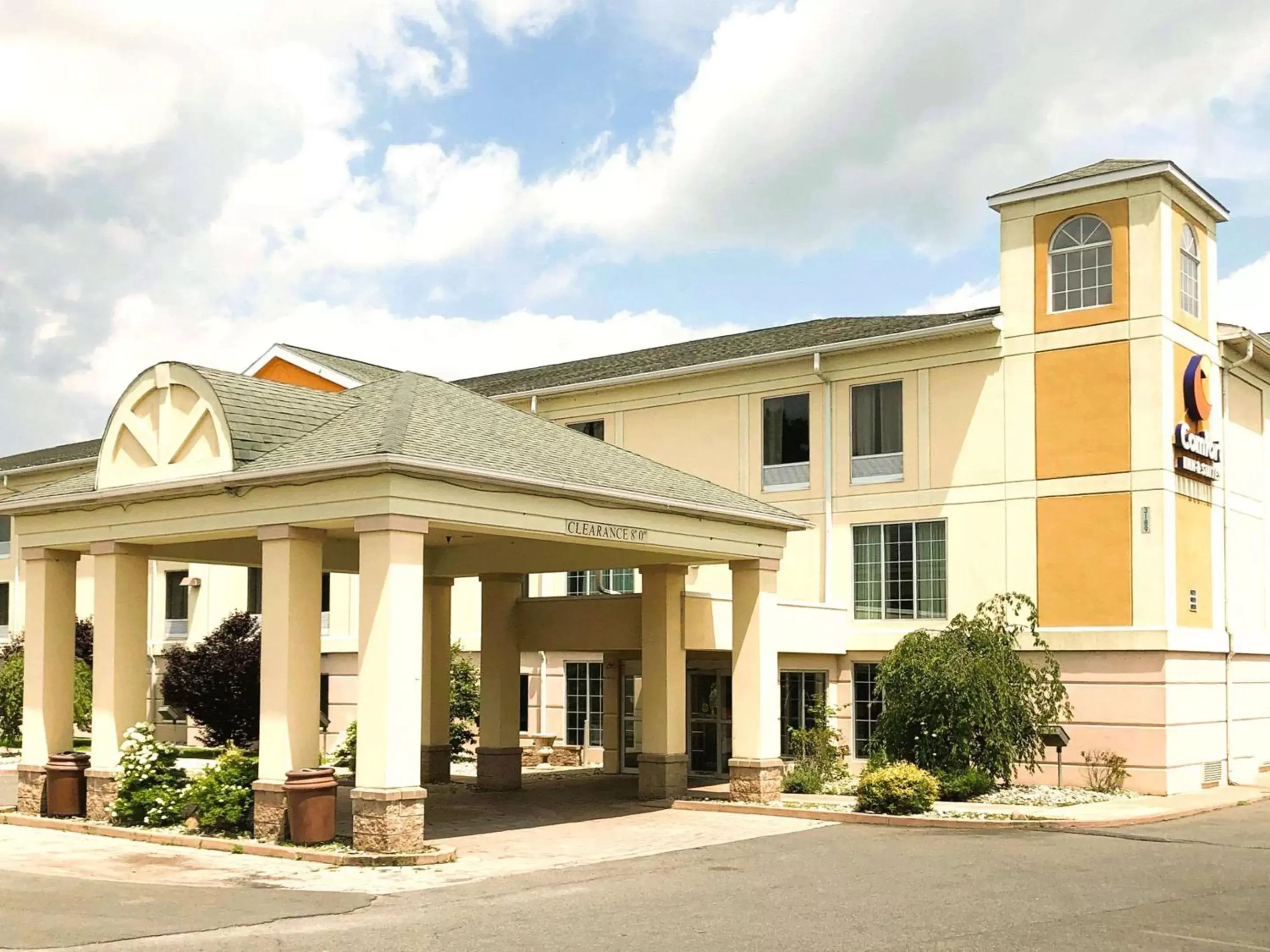 Property Building in Comfort Inn & Suites Mount Pocono