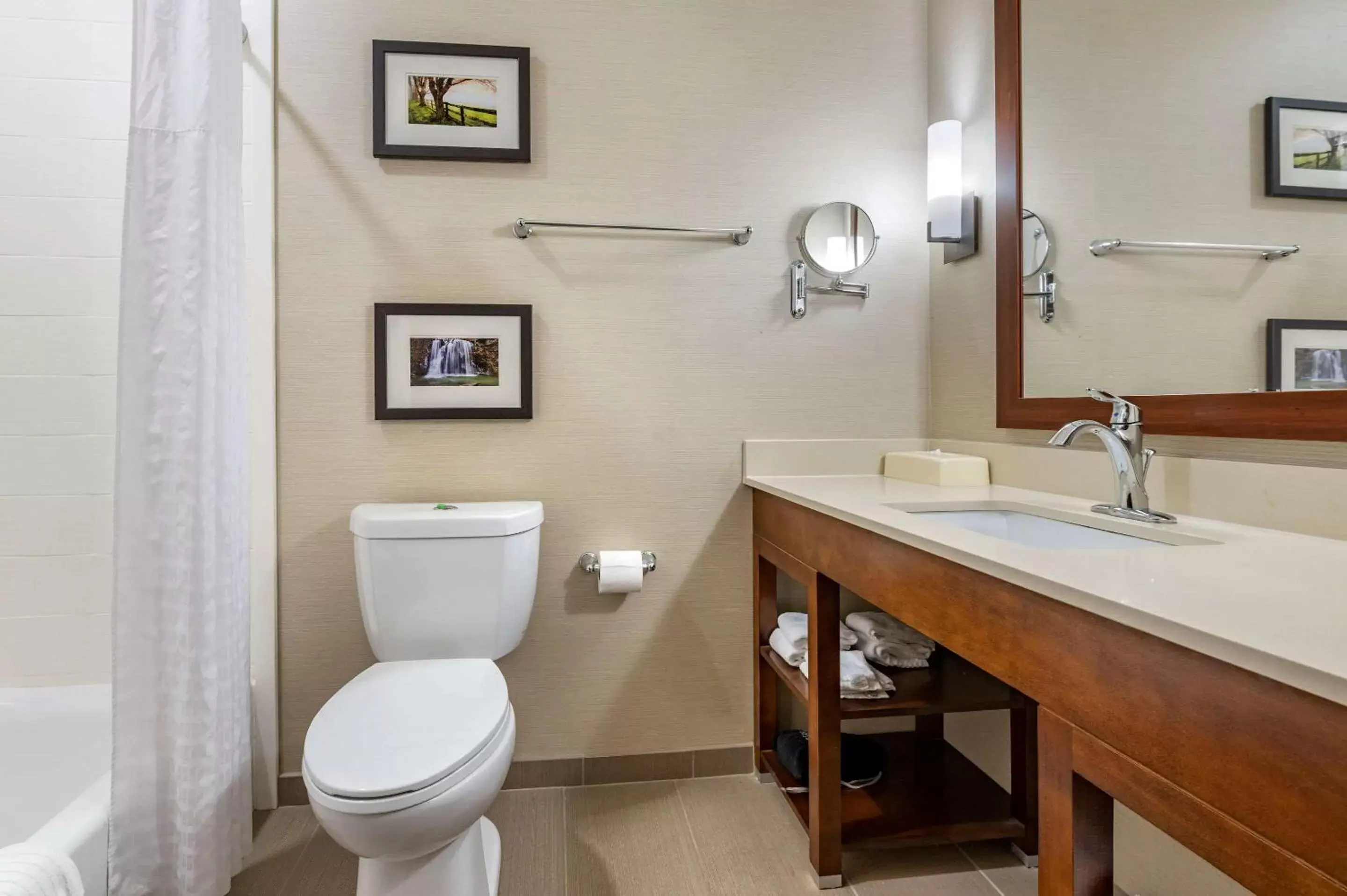 Photo of the whole room, Bathroom in Comfort Suites Columbus Airport