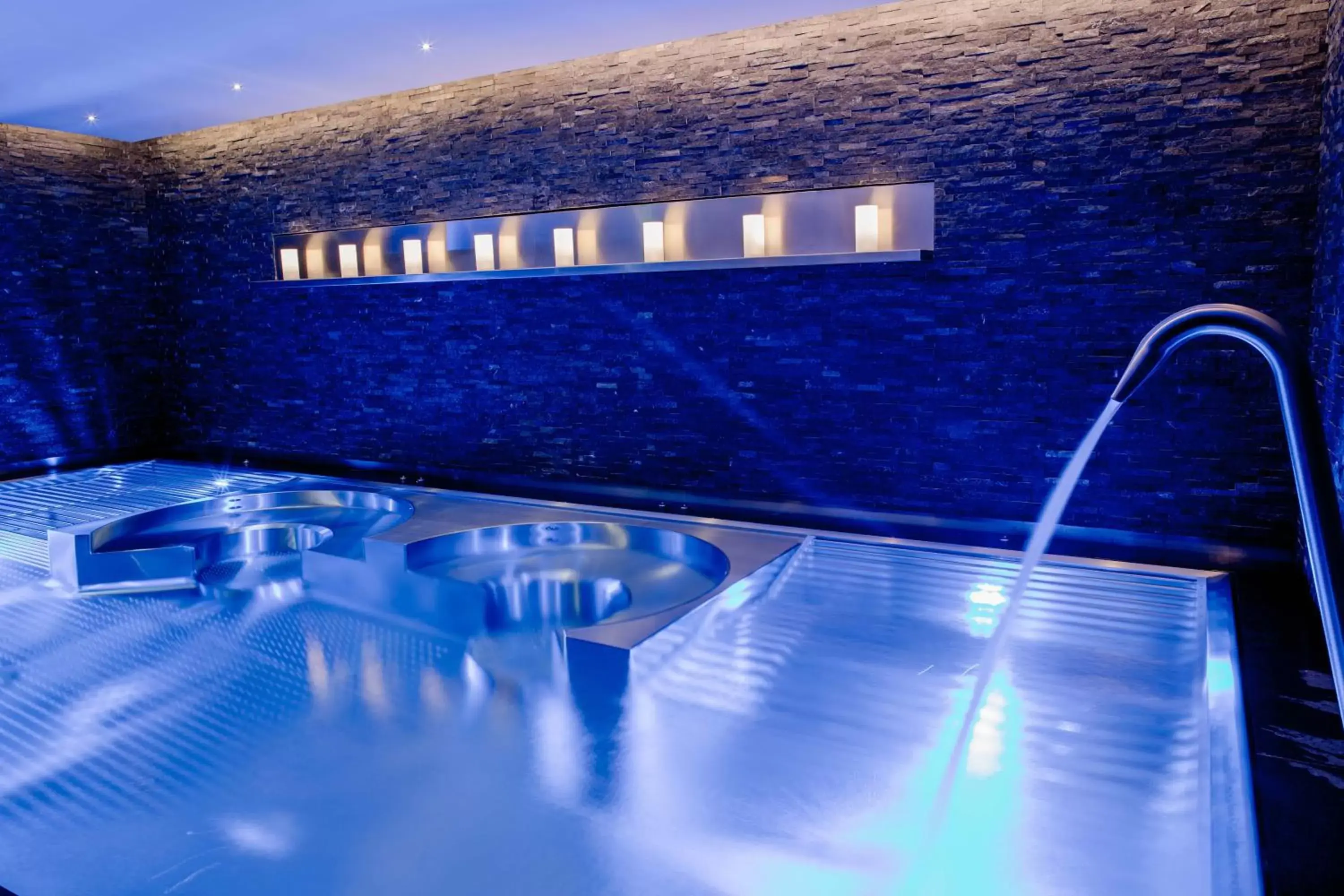 Hot Tub, Swimming Pool in Hotel Schweizerhof Bern & Spa