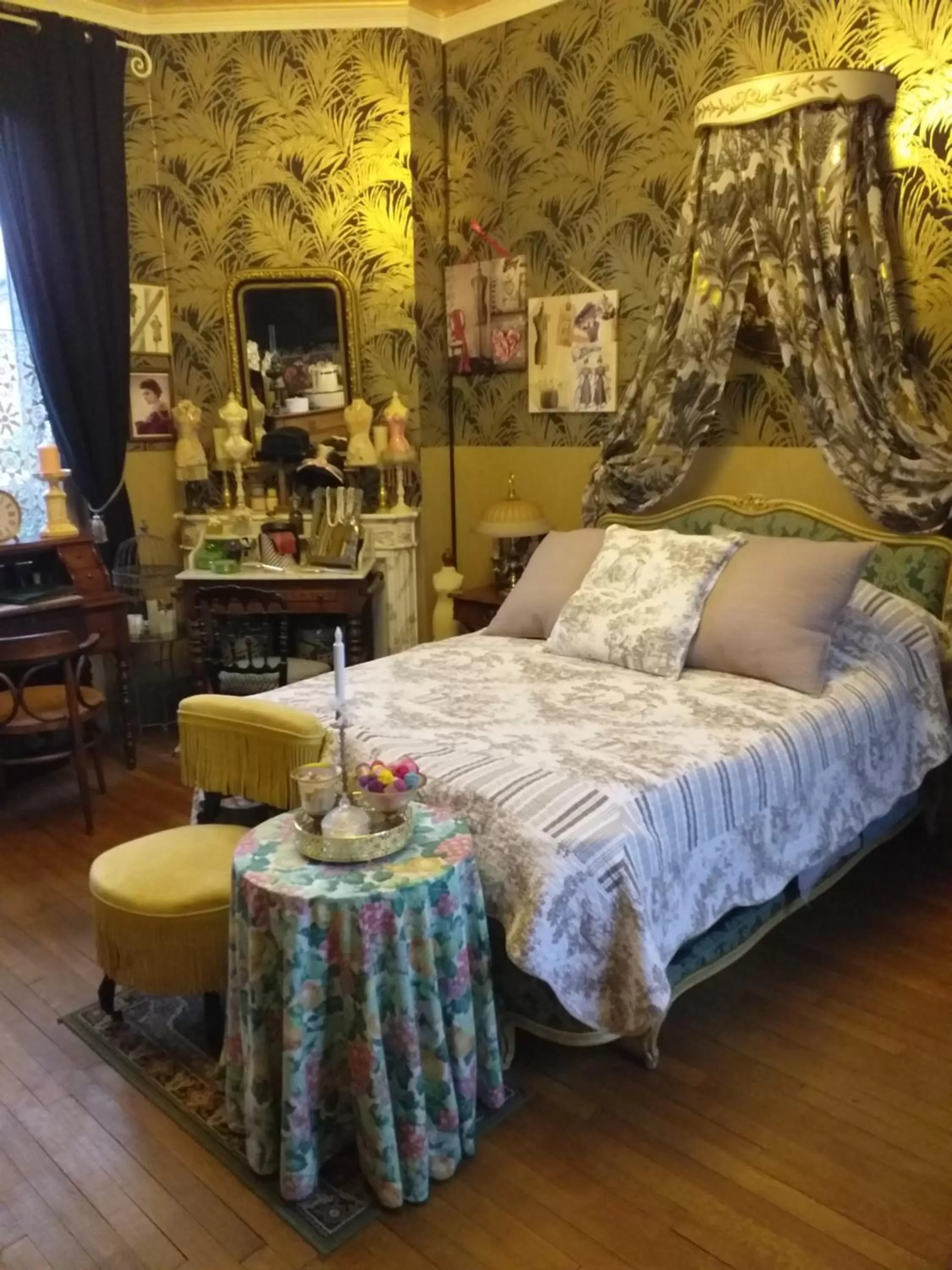 Bed in VILLA LES CAMELIAS