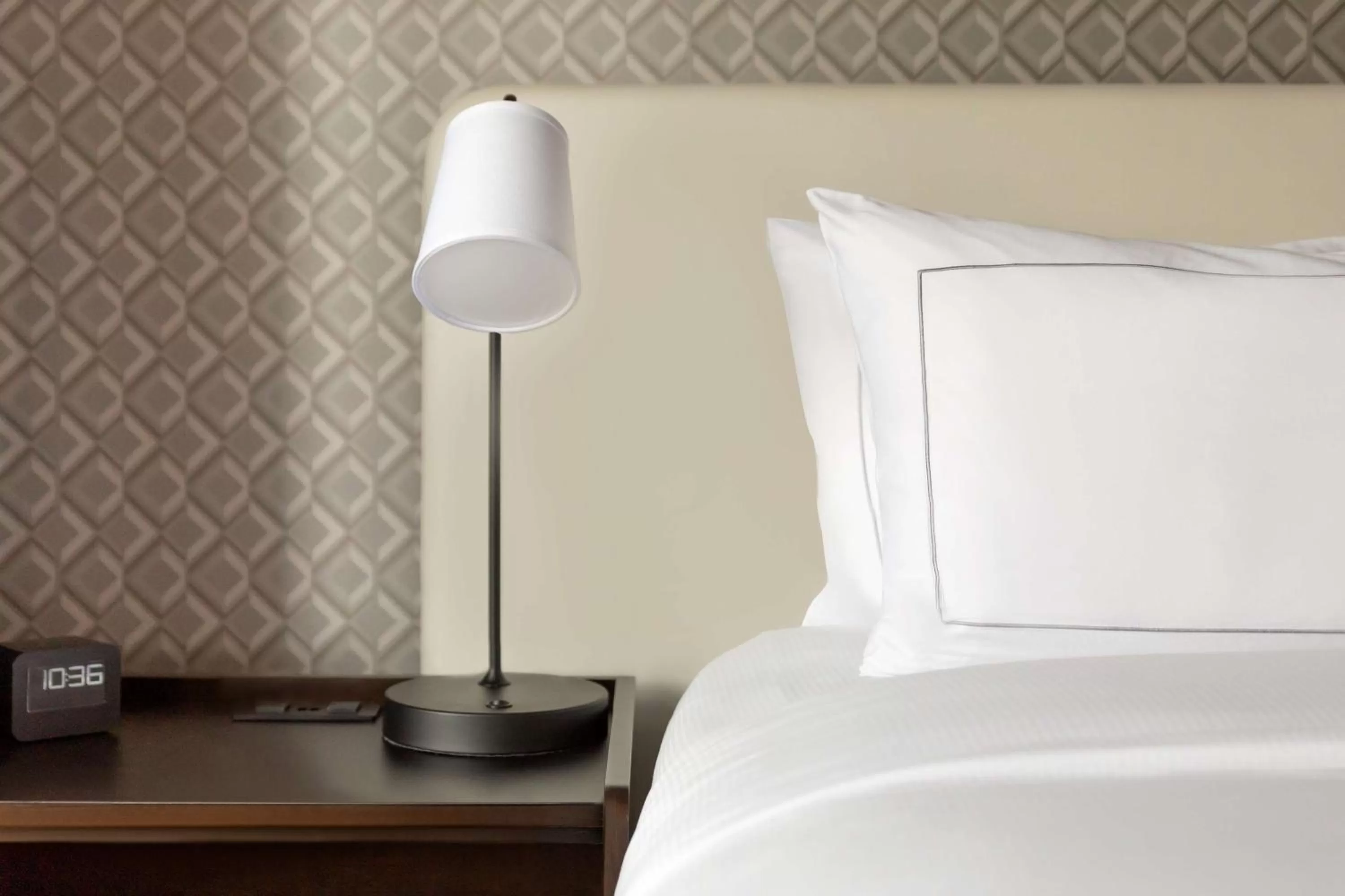 Bedroom, Bed in Hilton Baltimore BWI Airport