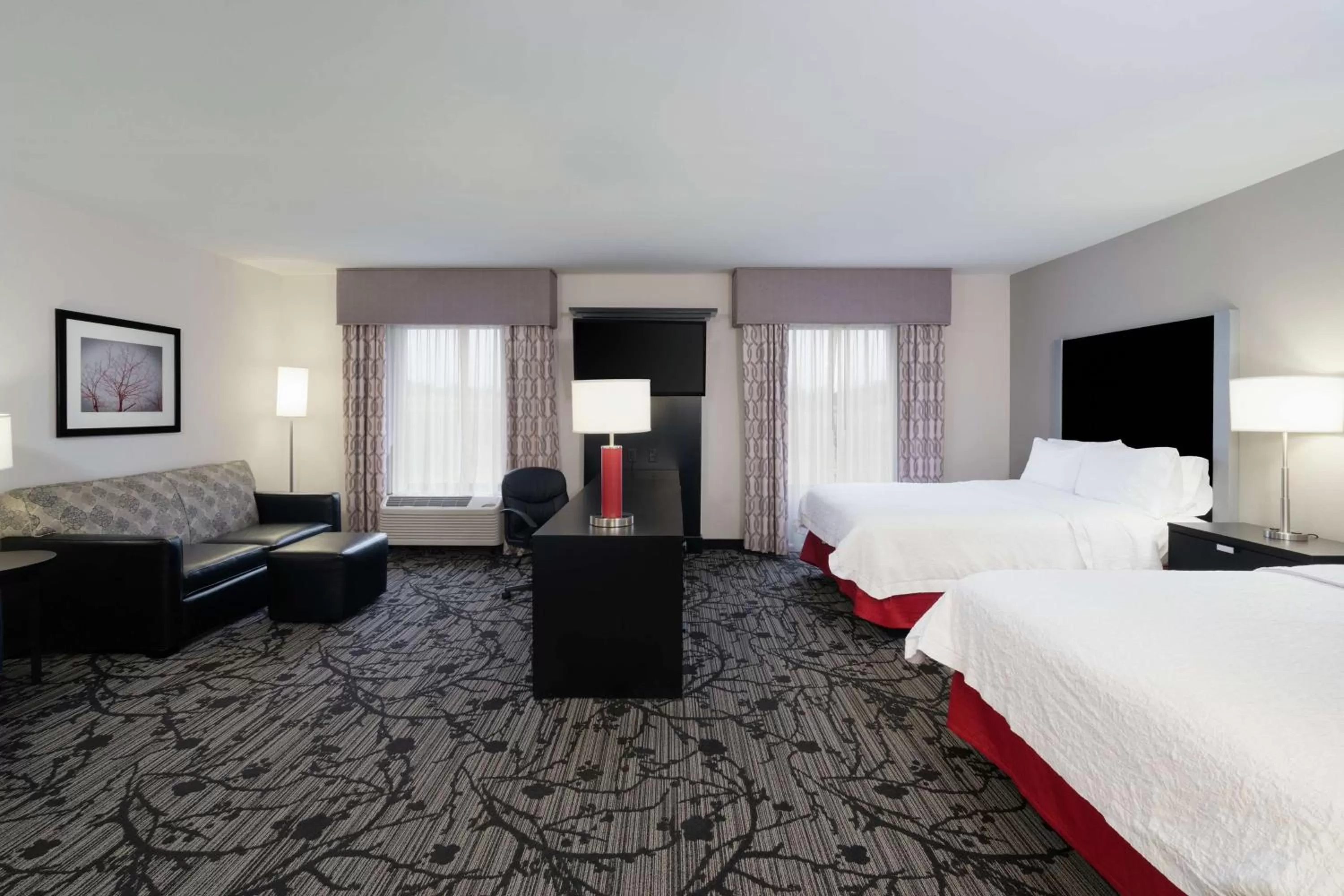 Bedroom, Bed in Hampton Inn and Suites Roanoke Airport/Valley View Mall