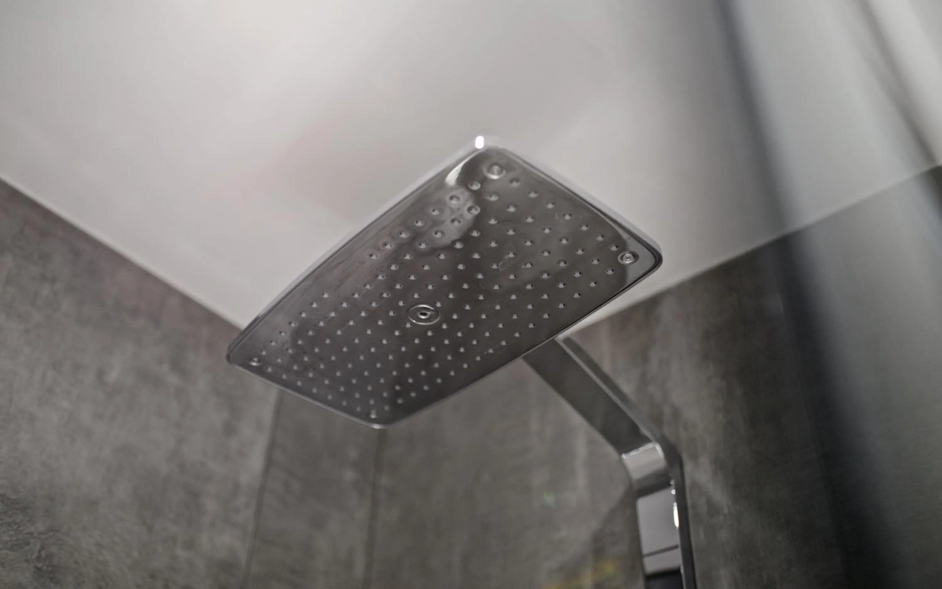 Shower in The Tudor Inn Hotel