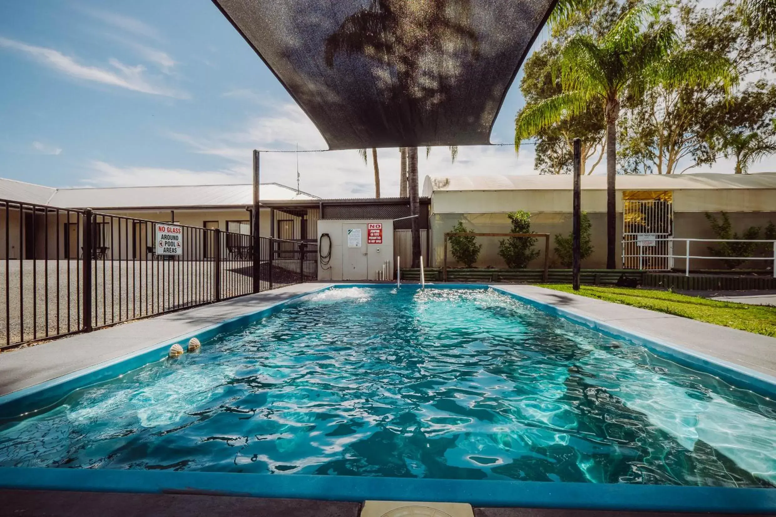 Hot Spring Bath, Swimming Pool in Artesian Spa Motel
