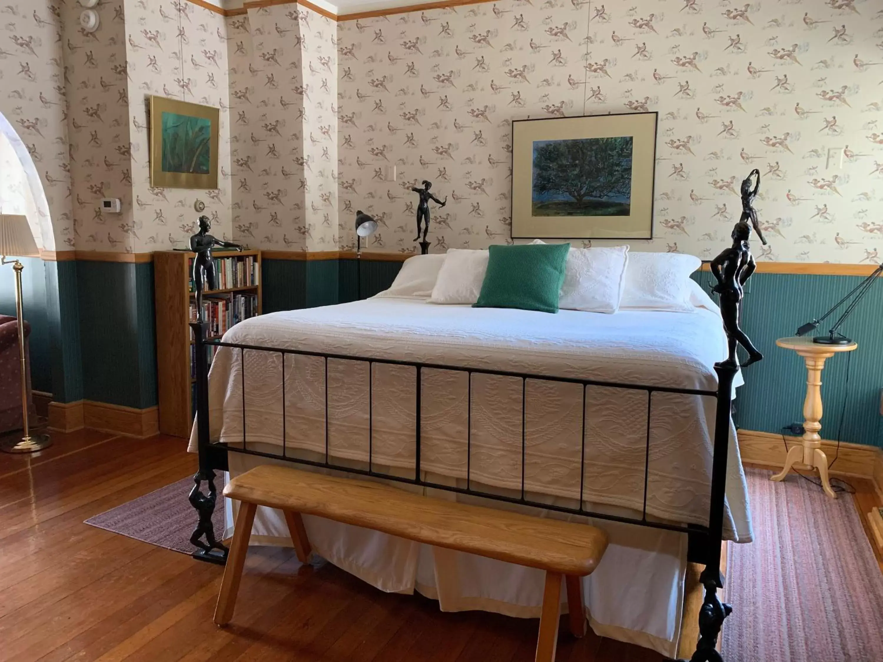 Bed in Abe's Spring Street Guest House