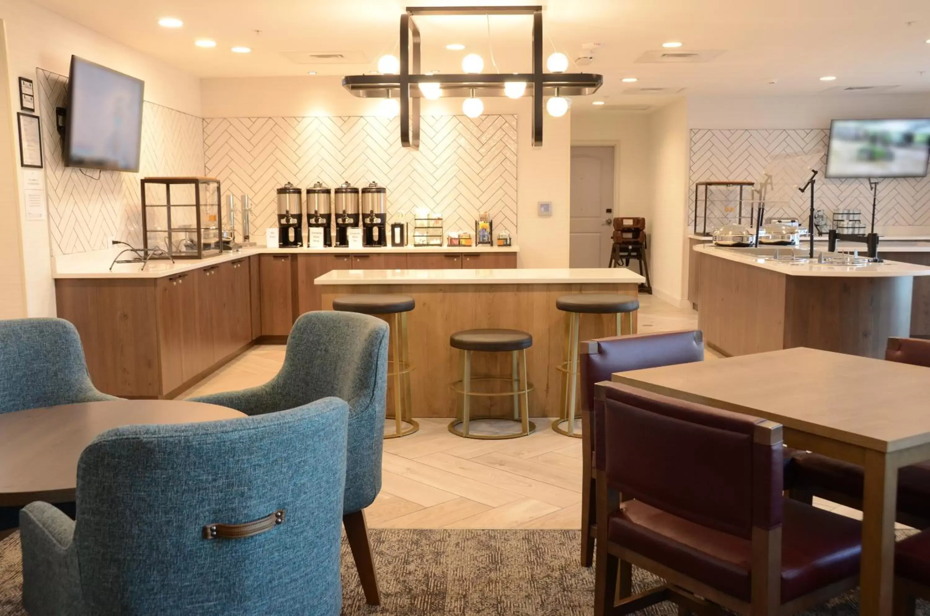 Breakfast, Lounge/Bar in Staybridge Suites Nashville SE - Murfreesboro, an IHG Hotel