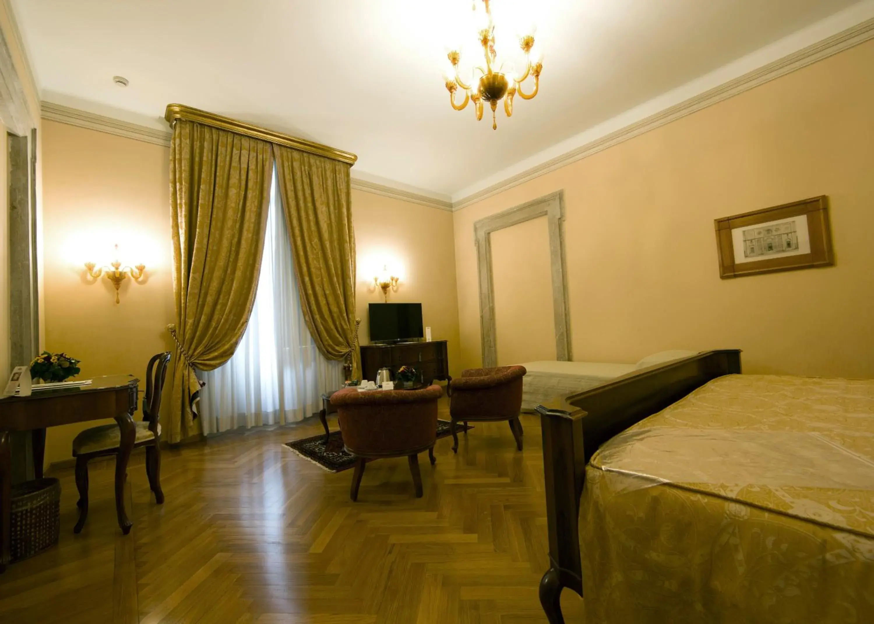 Bed, TV/Entertainment Center in Villa Fenaroli Palace Hotel