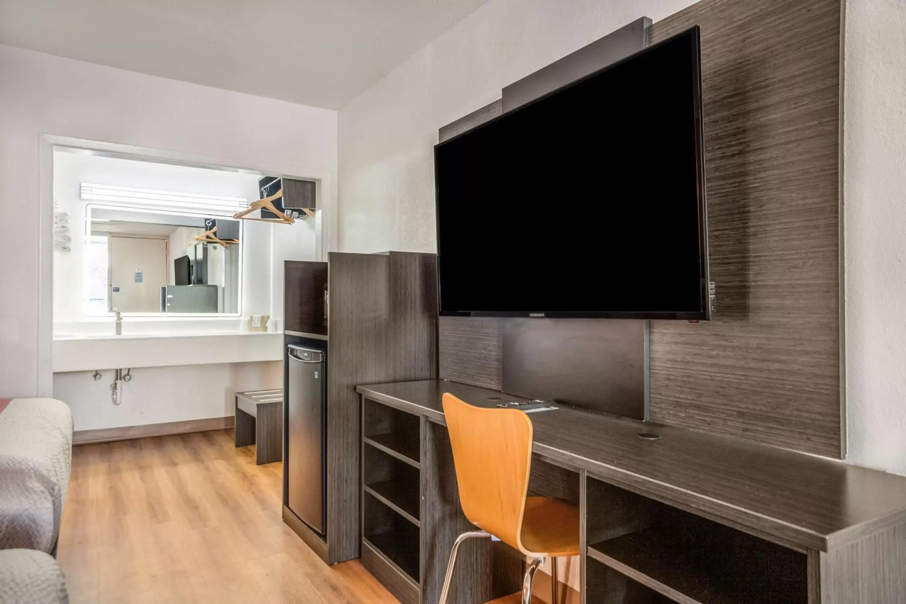 Photo of the whole room, TV/Entertainment Center in Motel 6-Florence, SC