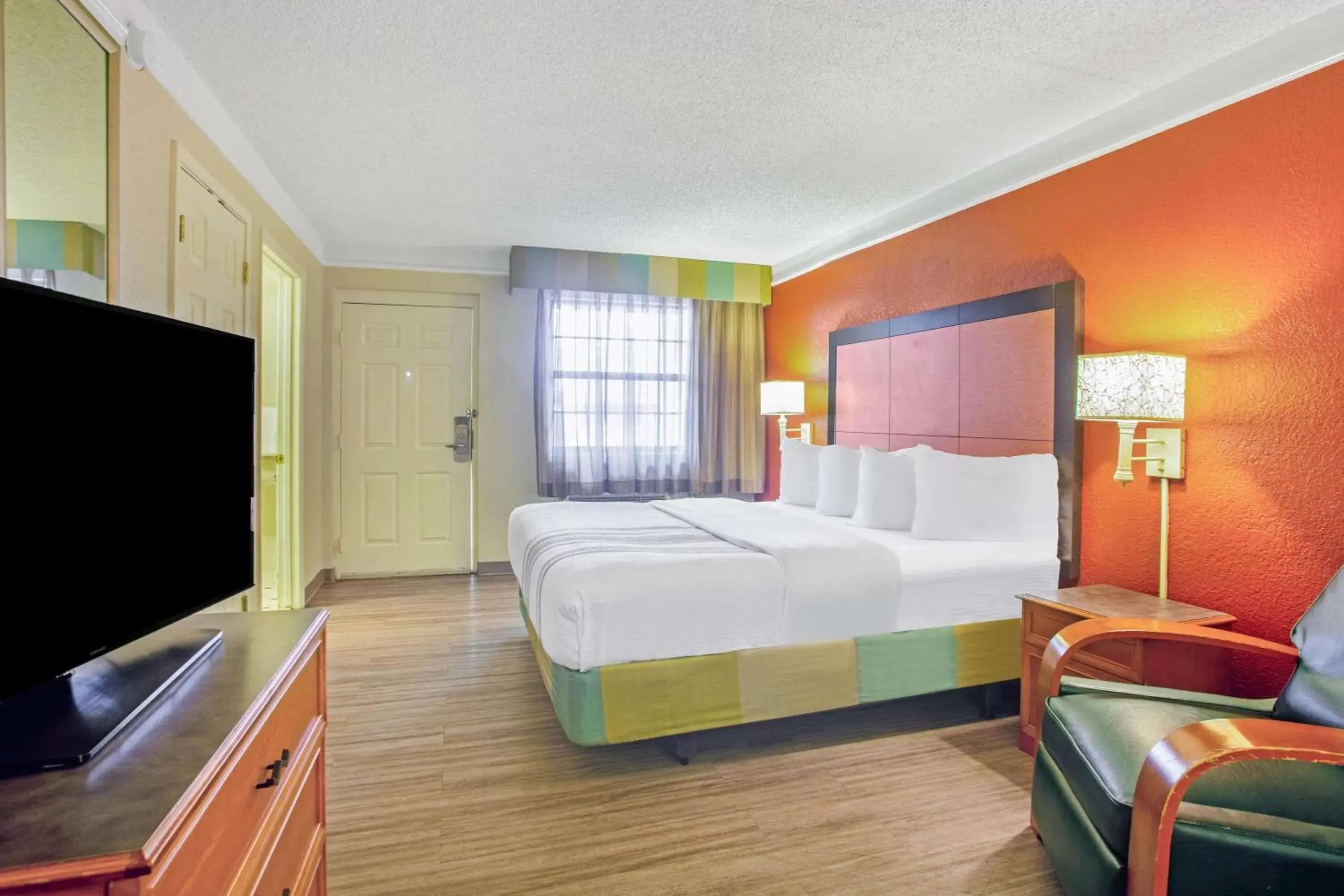 Photo of the whole room, Bed in La Quinta Inn by Wyndham Victoria