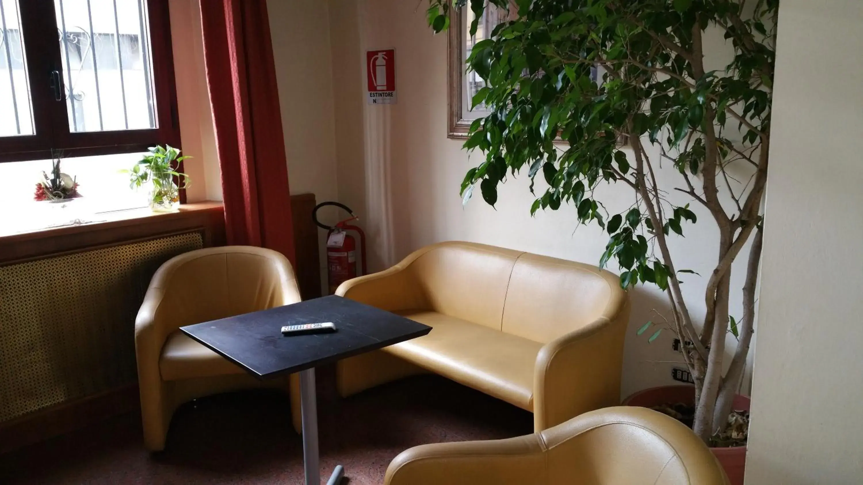 Communal lounge/ TV room, Lounge/Bar in Albergo Sonia