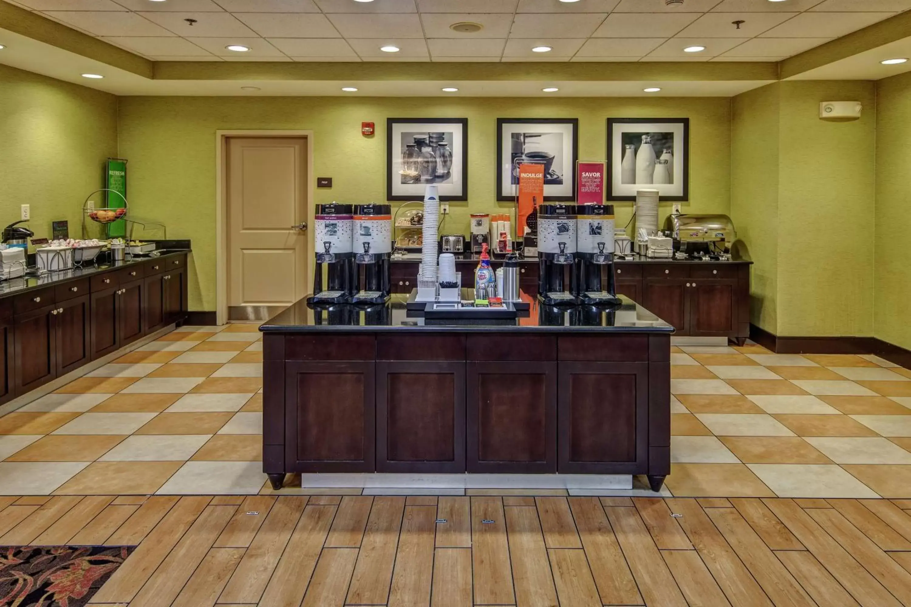 Dining area in Hampton Inn Blytheville