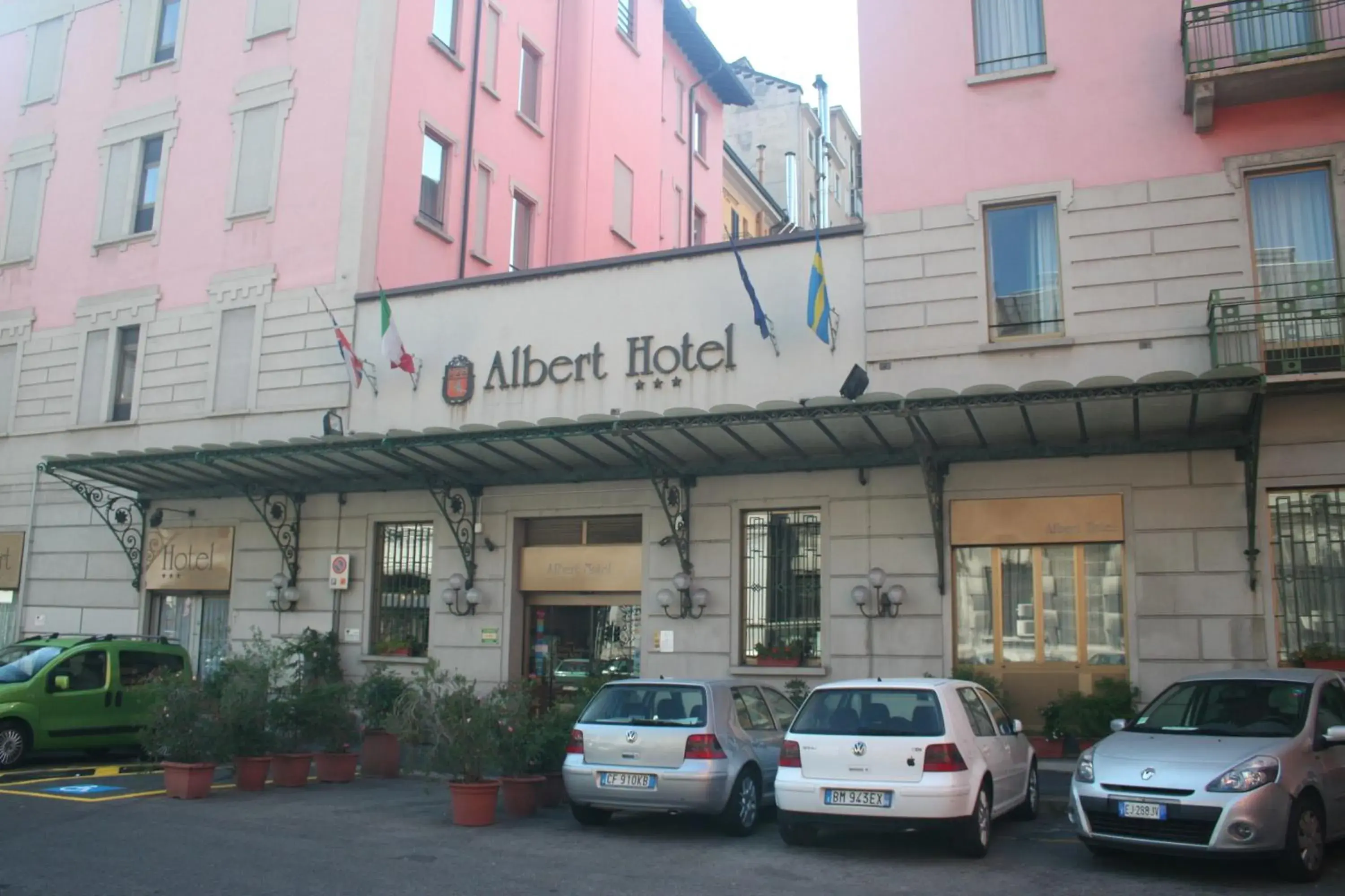 Facade/entrance in Albert Hotel