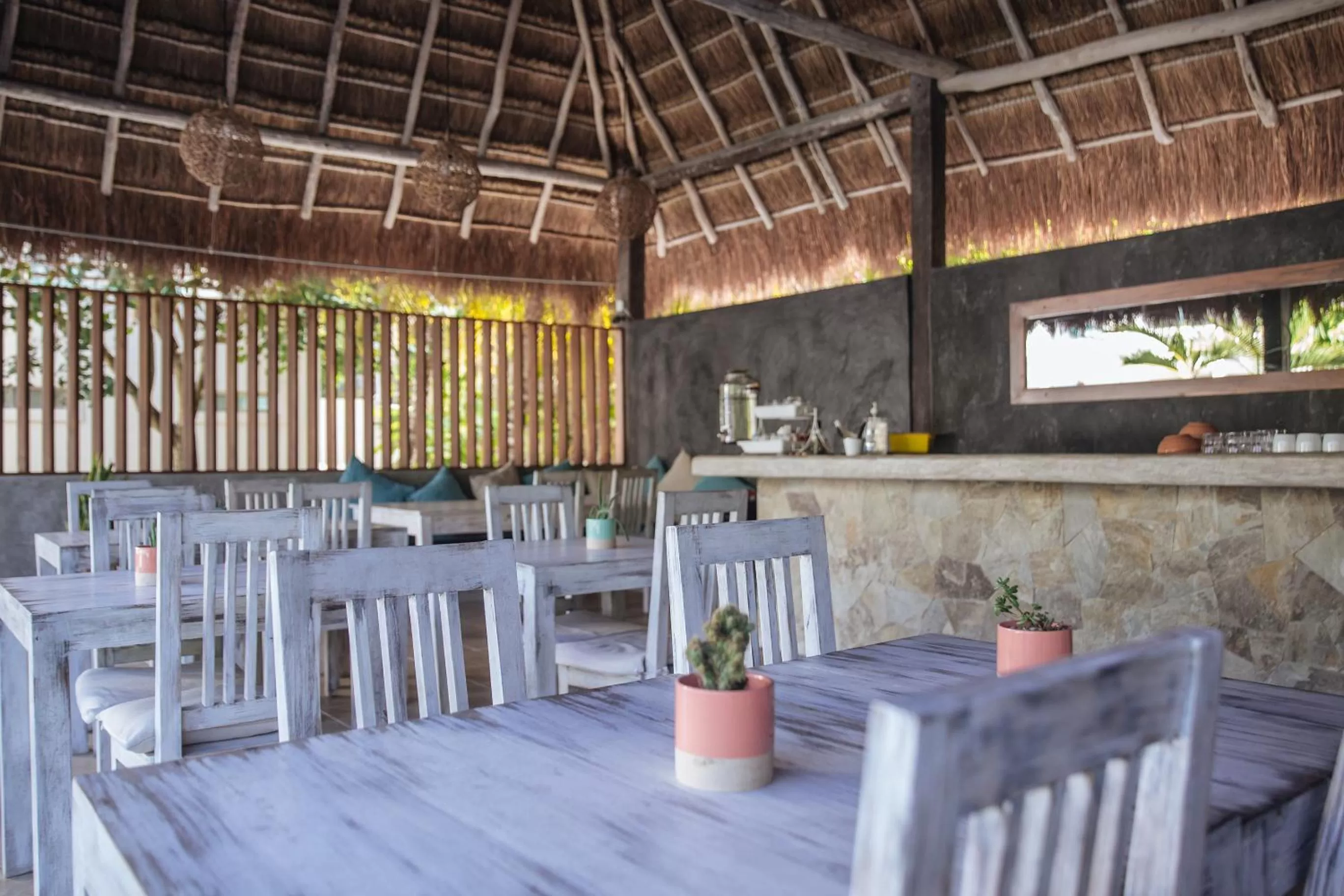 Restaurant/places to eat in Villas H2O